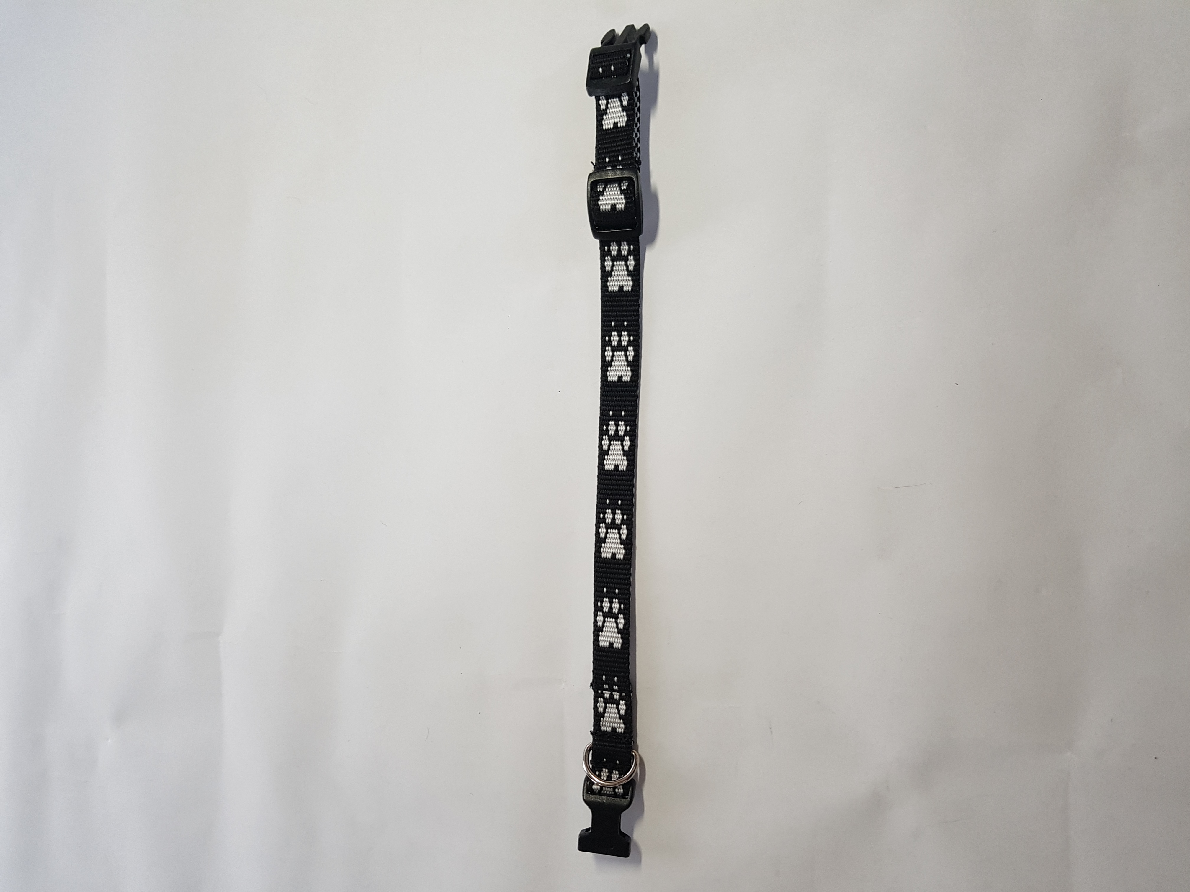 Palkar obojok z popruhu pre psov 25 cm x 10 mm čierno-biela s labkami