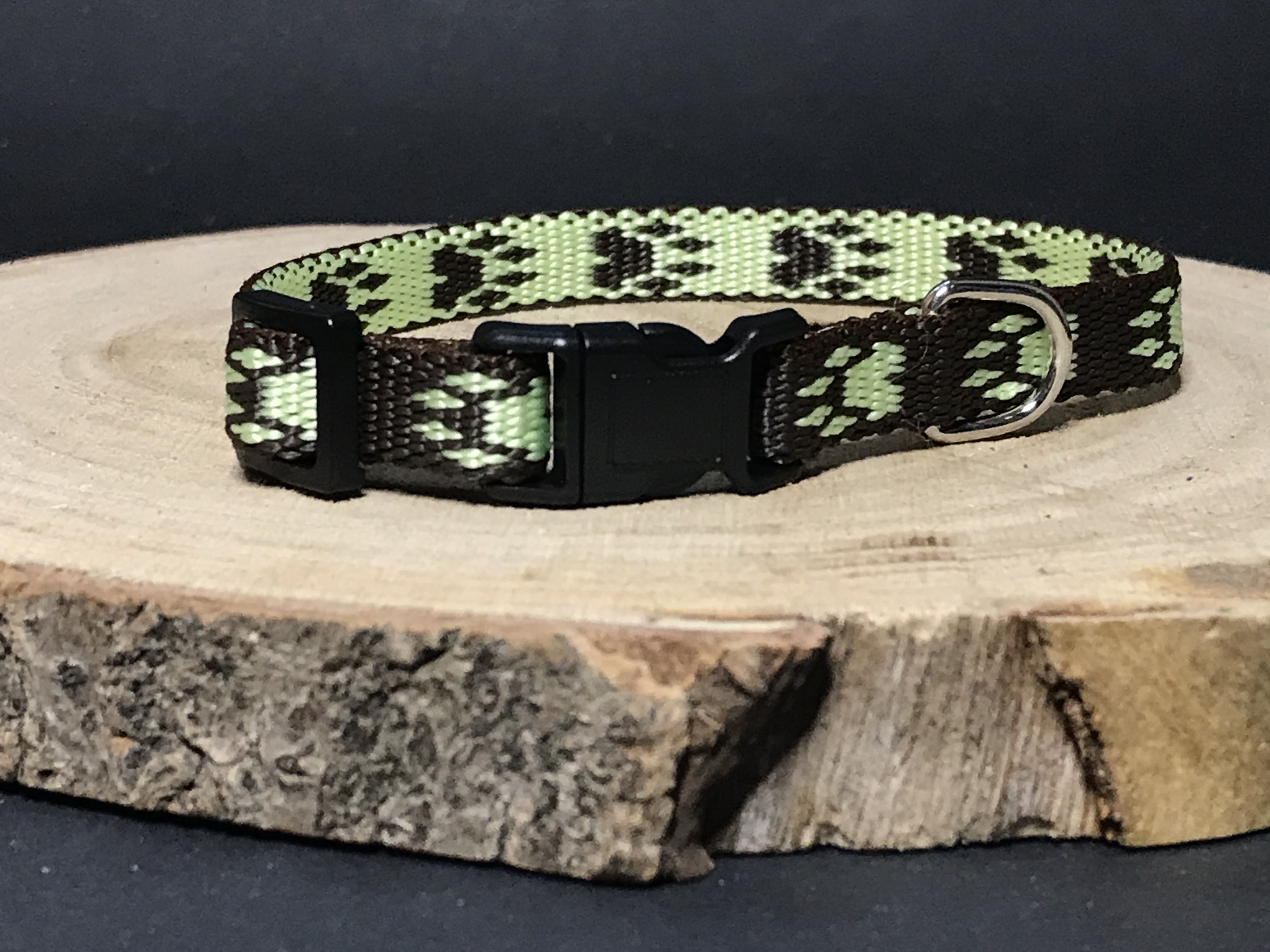Palkar obojok z popruhu pre psov 25 cm x 10 mm hnedo-biela s labkami