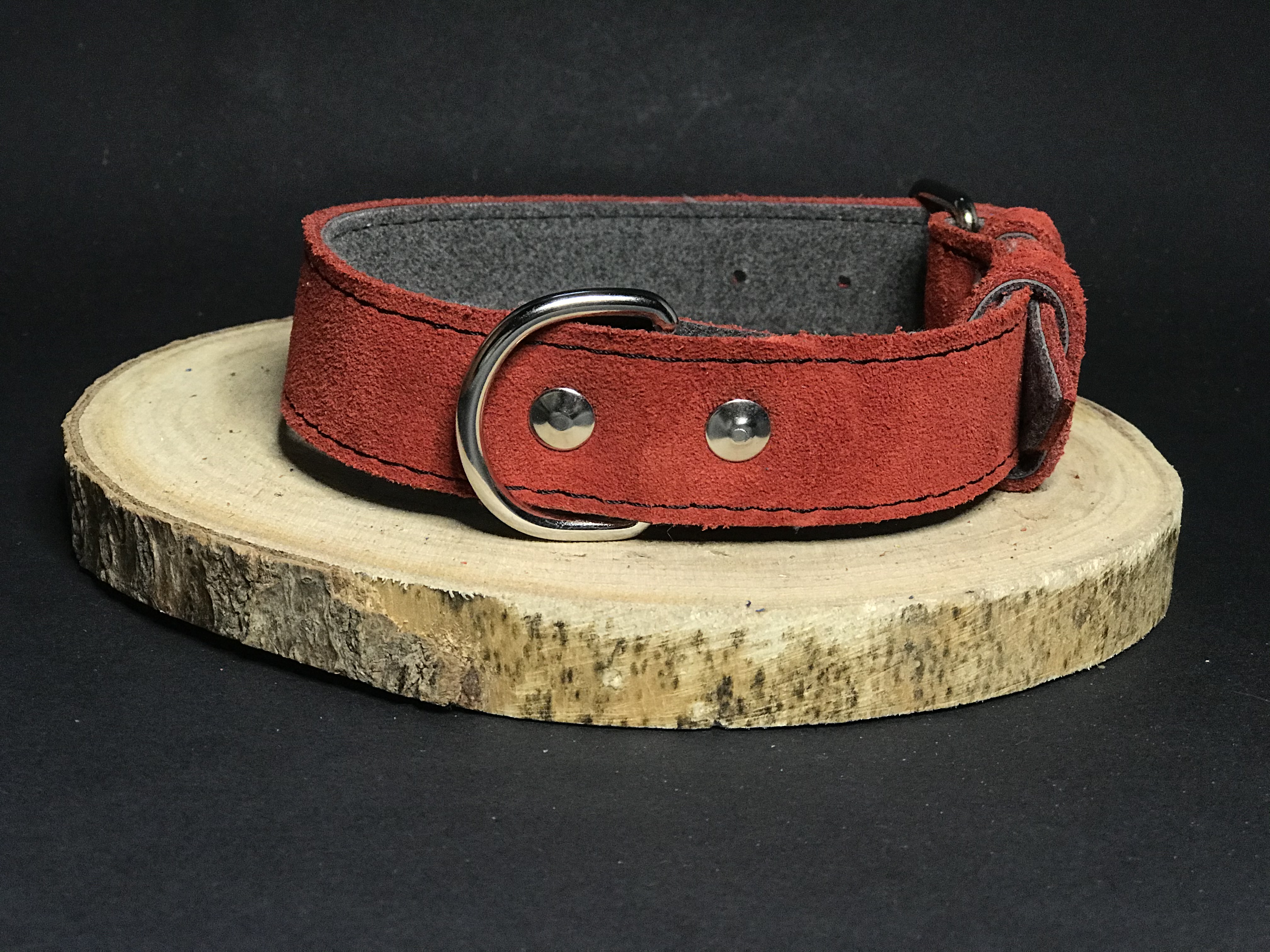 Palkar obojok z velúrovej kože pre psov 45 cm x 30 mm tmavo-červená