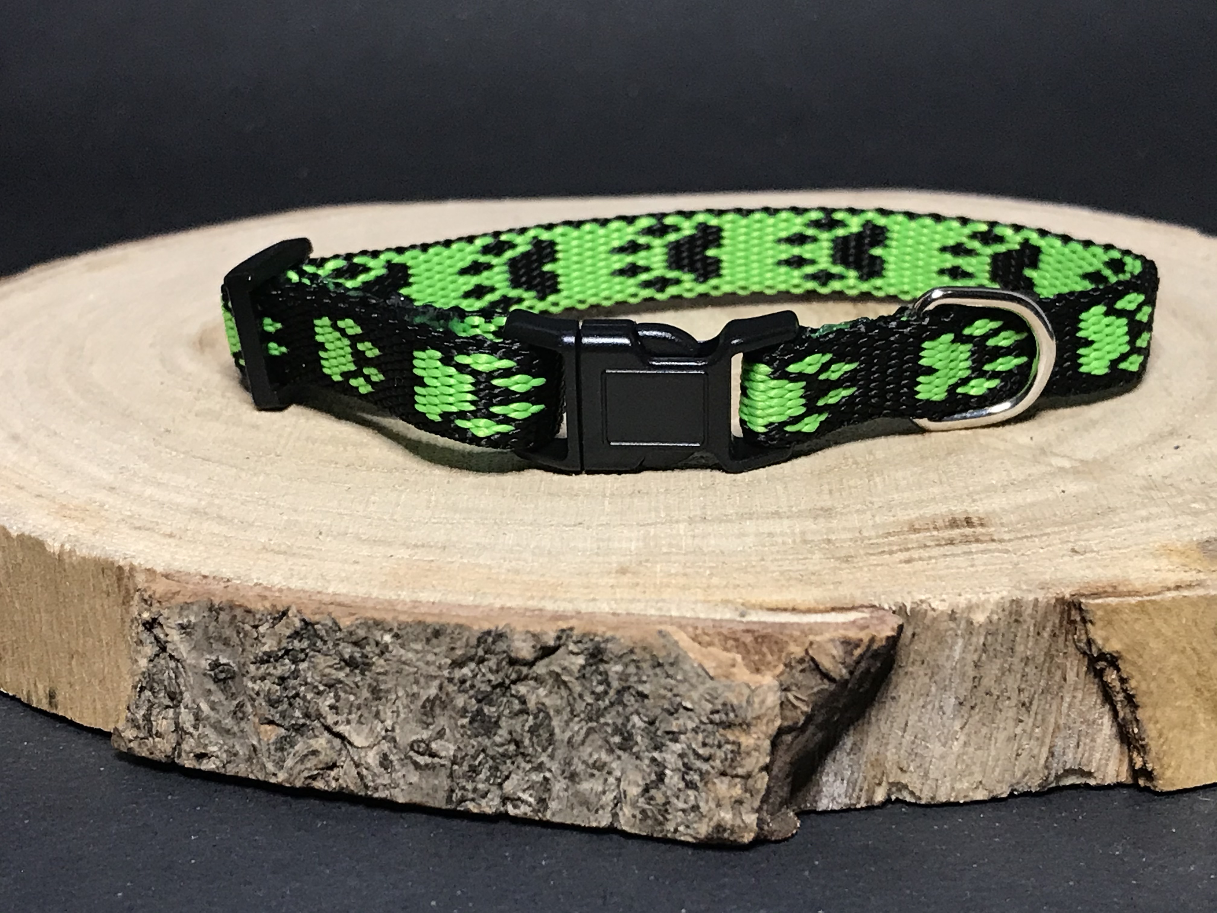 Palkar obojok z popruhu pre psov 25 cm x 10 mm čierno-zelená s labkami