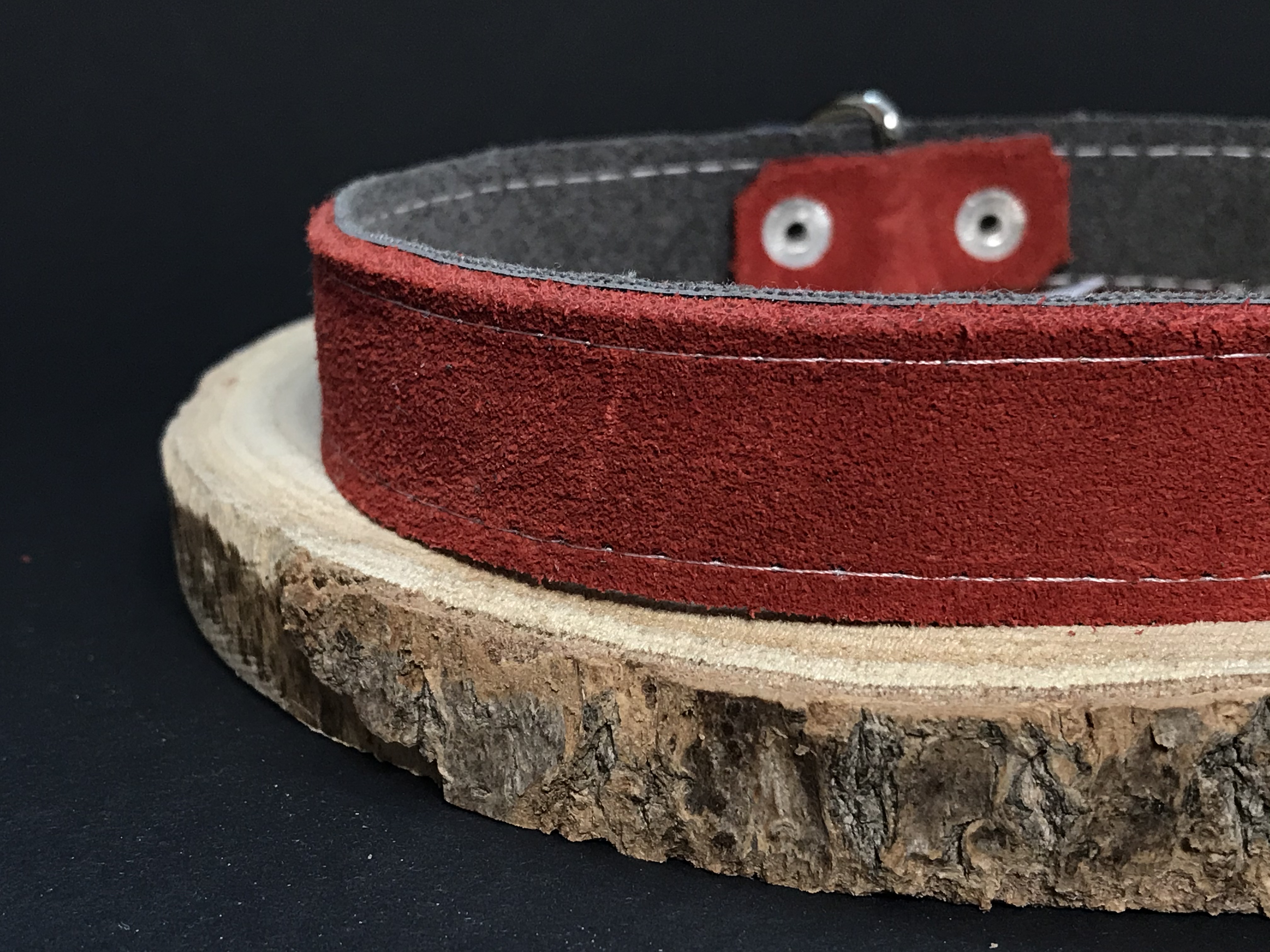 Palkar obojok z velúrovej kože pre psov 50 cm x 22 mm tmavo-červená