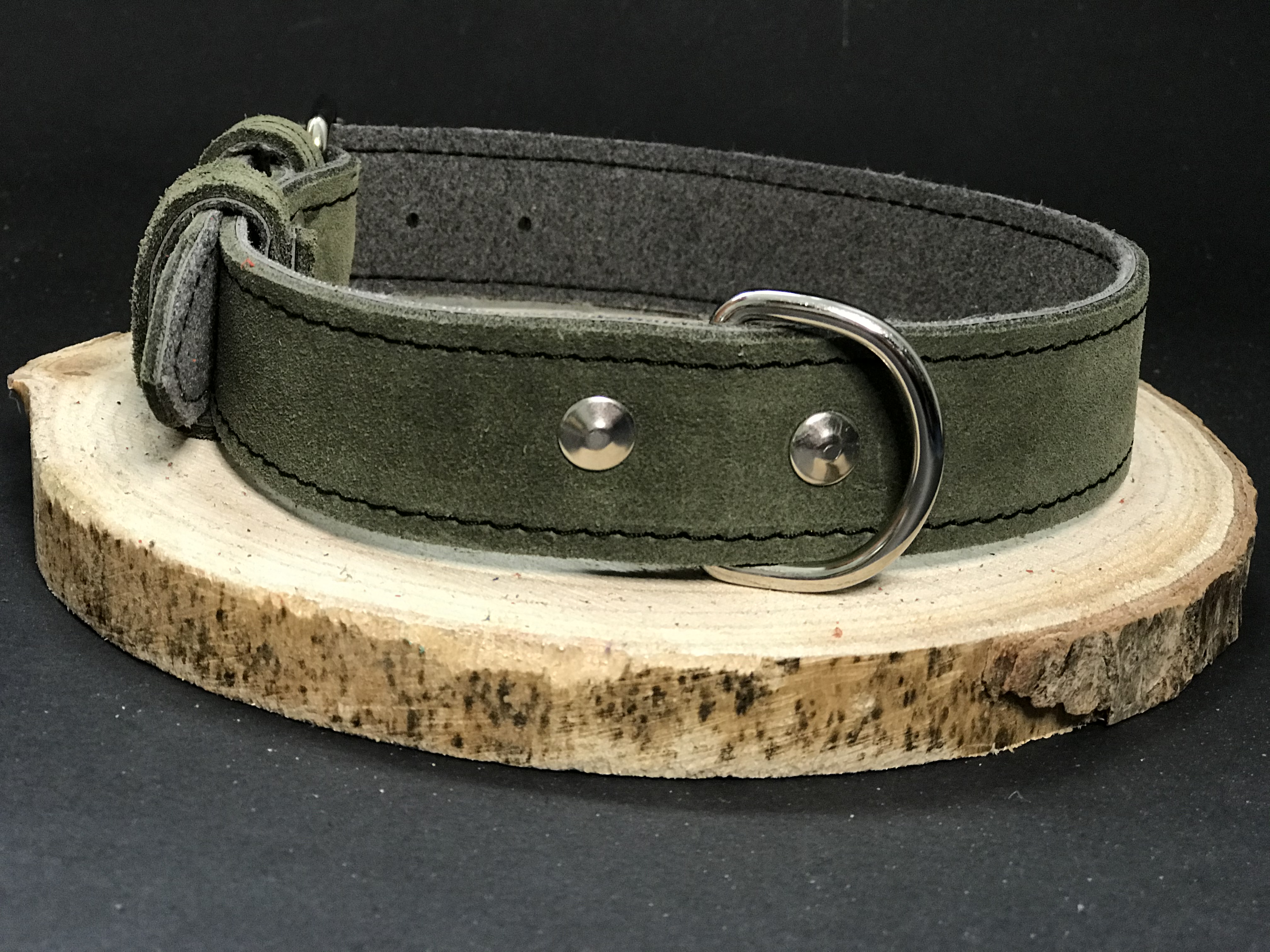 Palkar obojok z velúrovej kože pre psov 50 cm x 30 mm vojenská