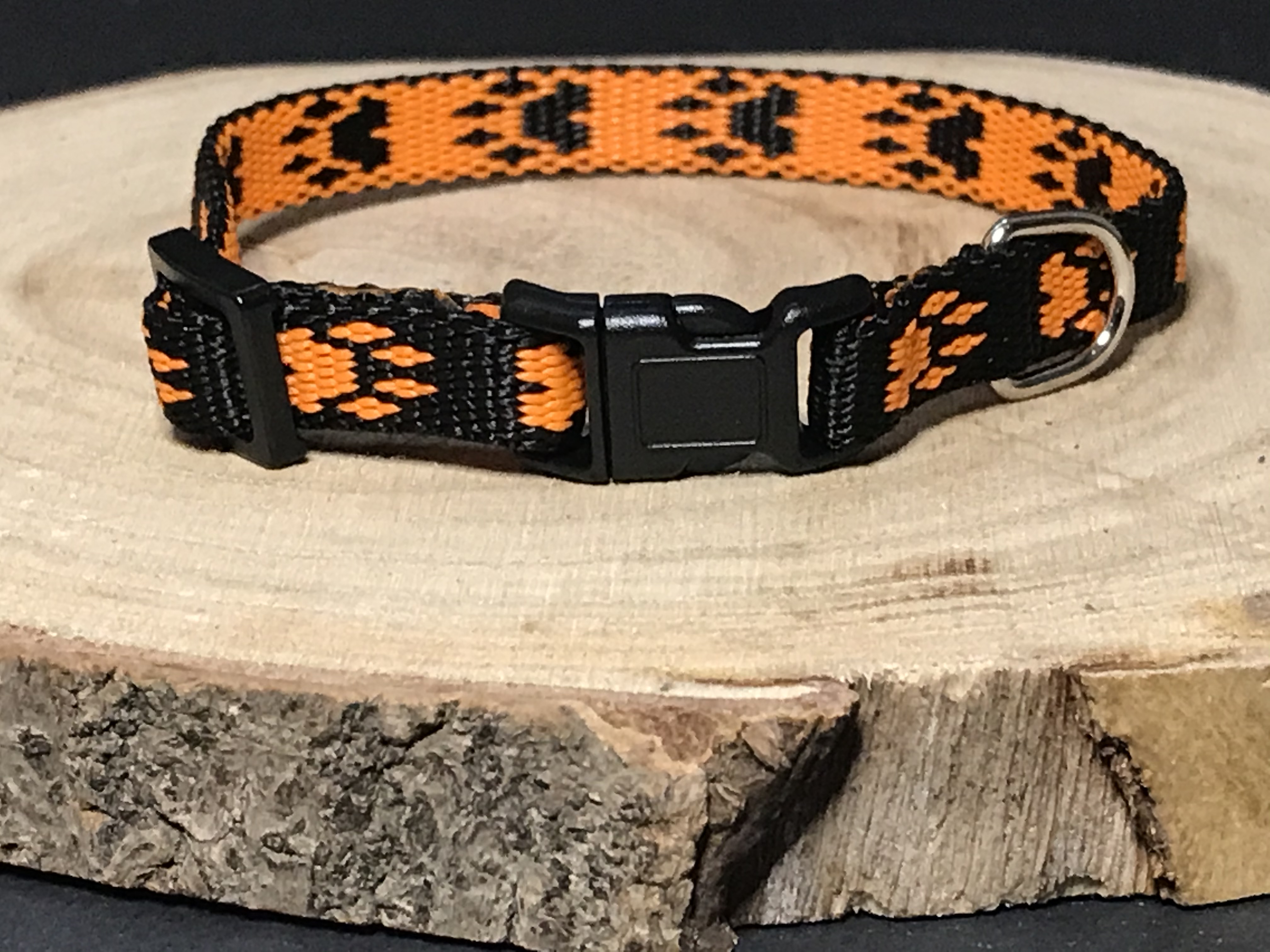 Palkar obojok z popruhu pre psov 25 cm x 10 mm čierno-oranžová s labkami