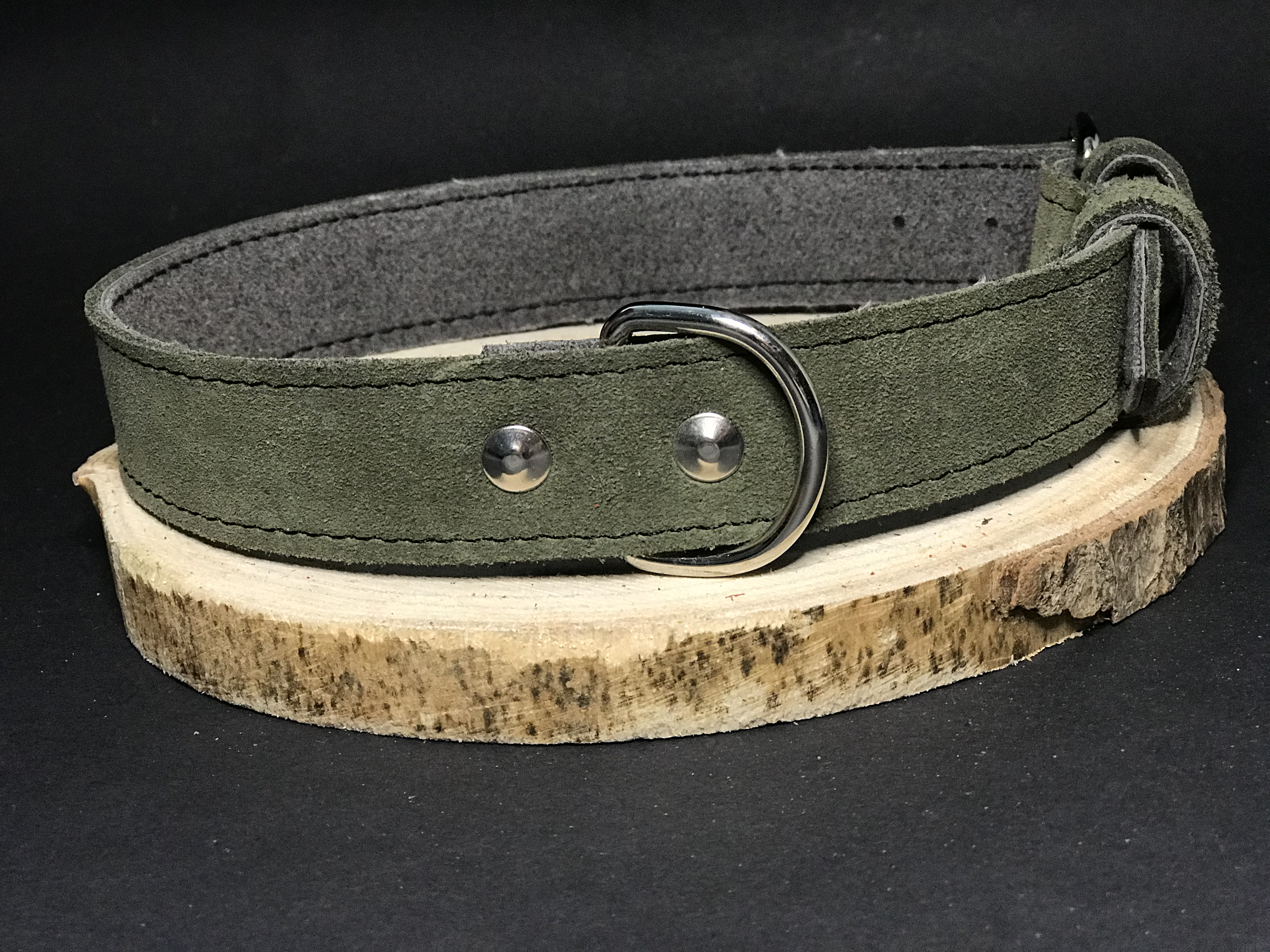 Palkar obojok z velúrovej kože pre psov 55 cm x 30 mm vojenská