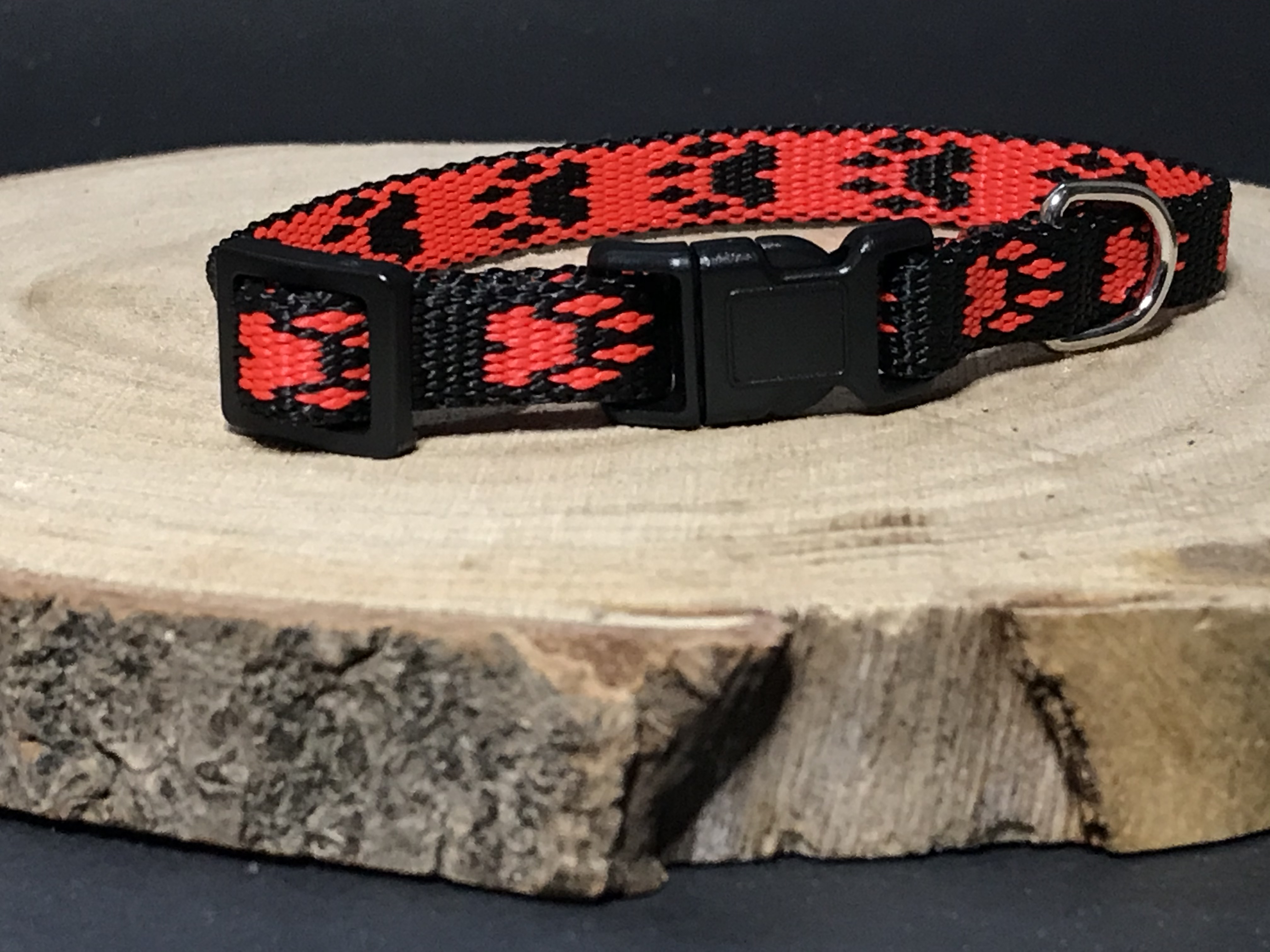 Palkar obojok z popruhu pre psov 25 cm x 10 mm čierno-červená s labkami