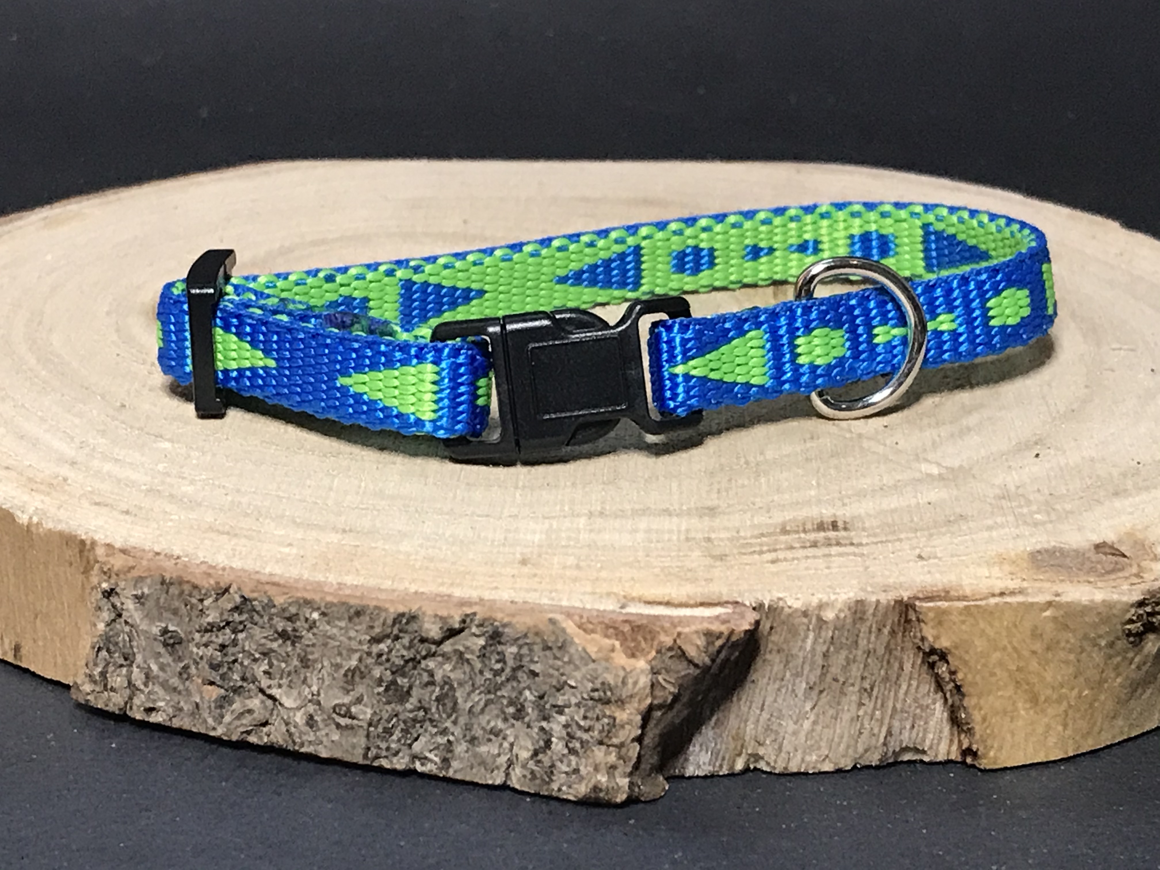 Palkar obojok z popruhu pre psov 25 cm x 10 mm modro-zelená s šípkami