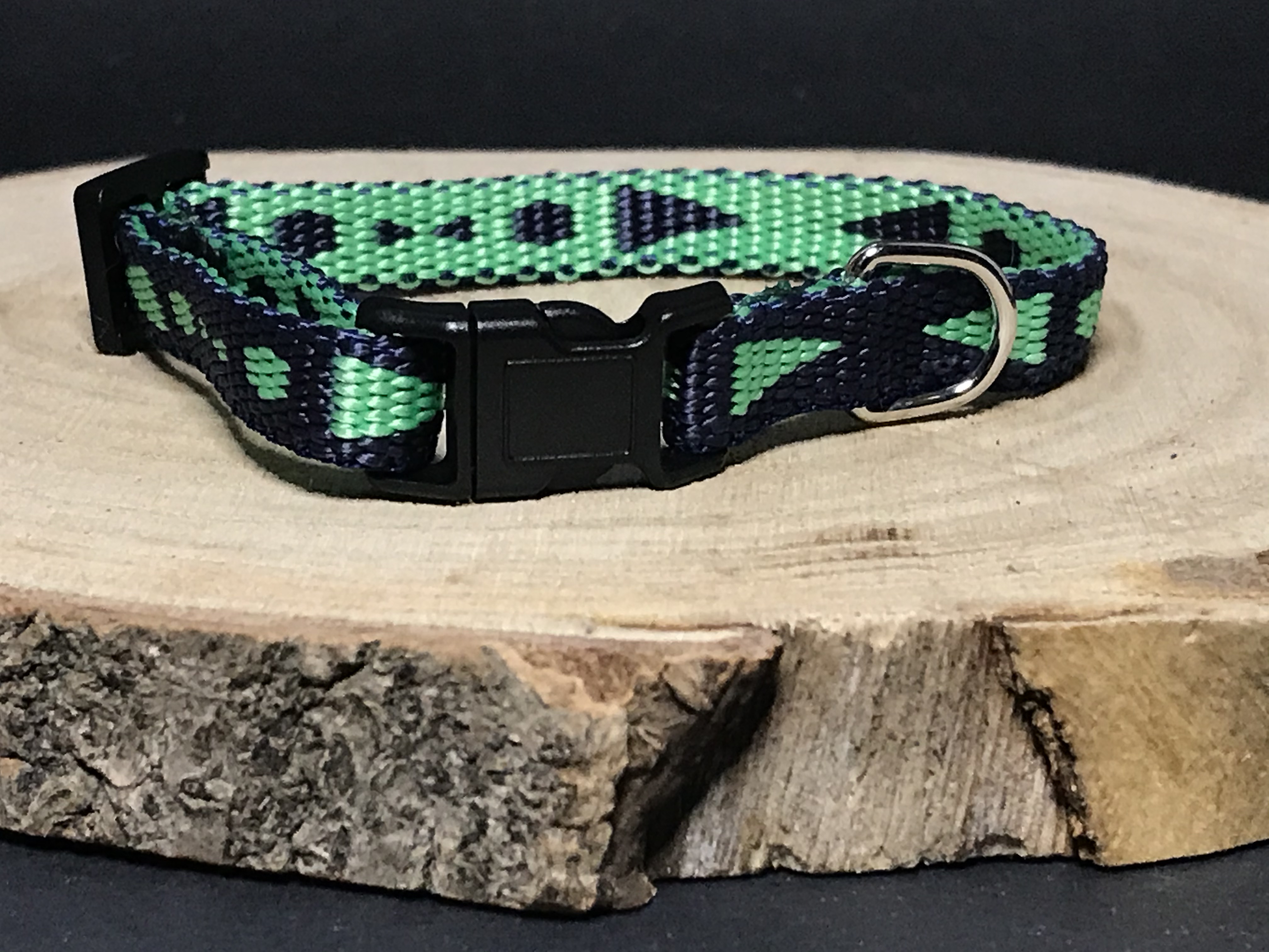 Palkar obojok z popruhu pre psov 25 cm x 10 mm modro-zelená s šípkami