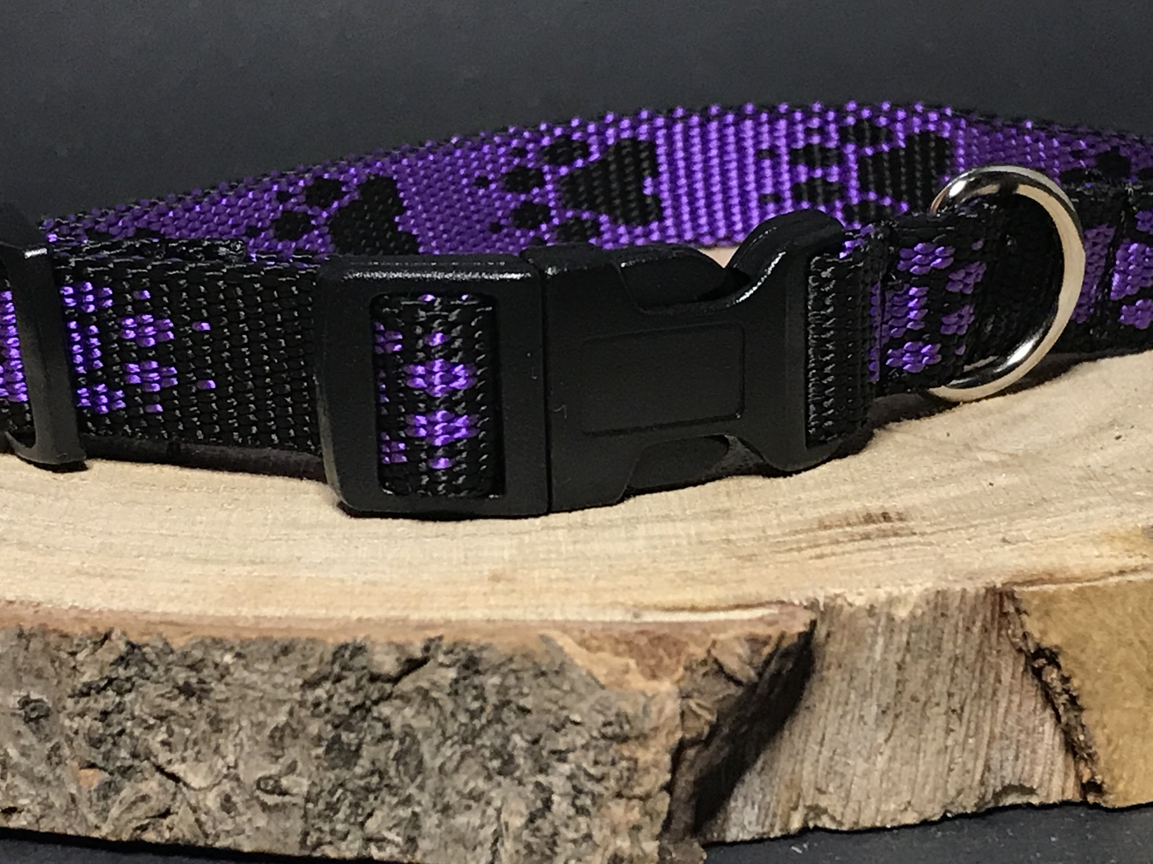 Palkar obojok z popruhu pre psov 35 cm x 16 mm čierno-fialová s labkami