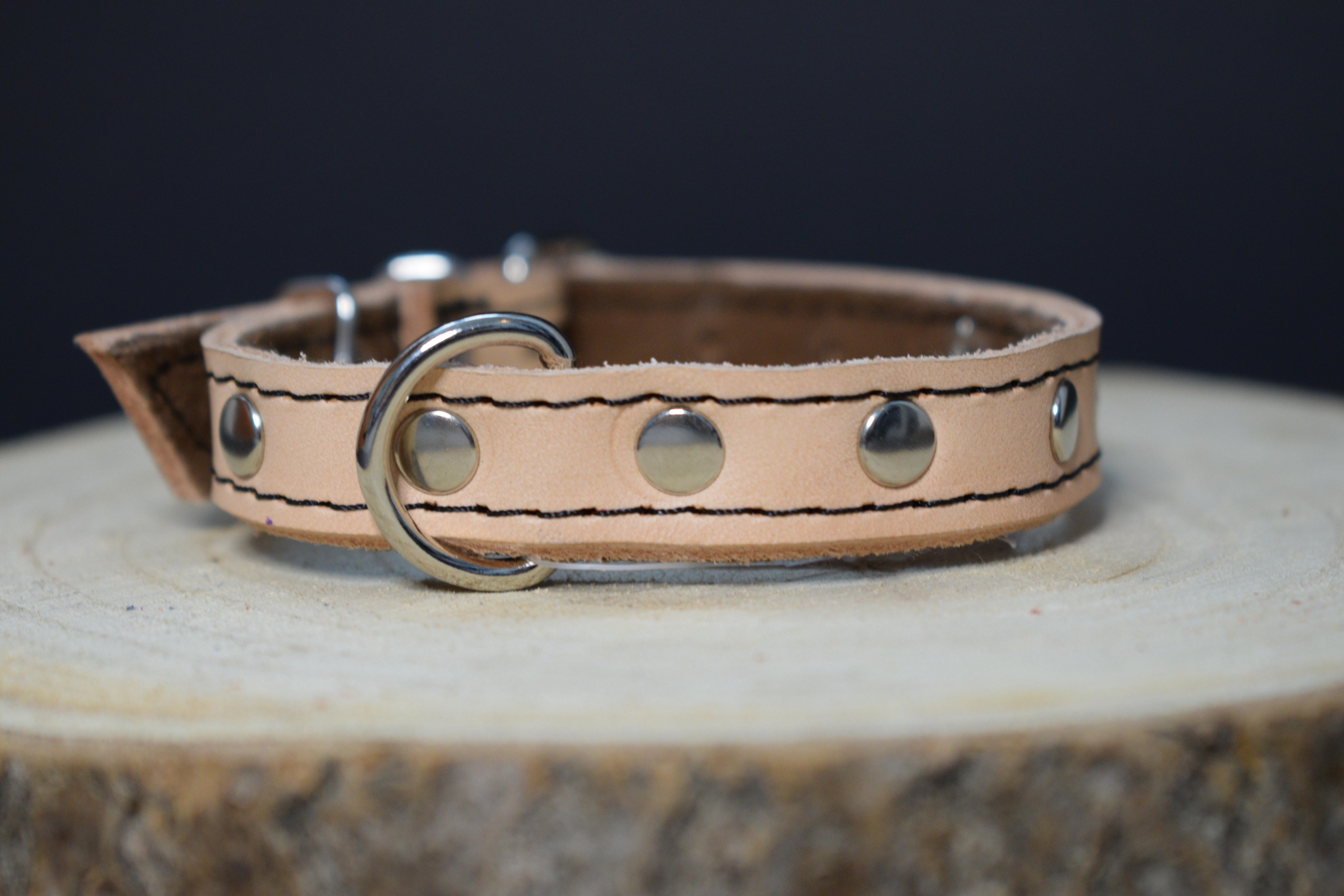 Palkar zdobený obojok z kože hladenice pre psov 30 cm x 14 mm prírodný