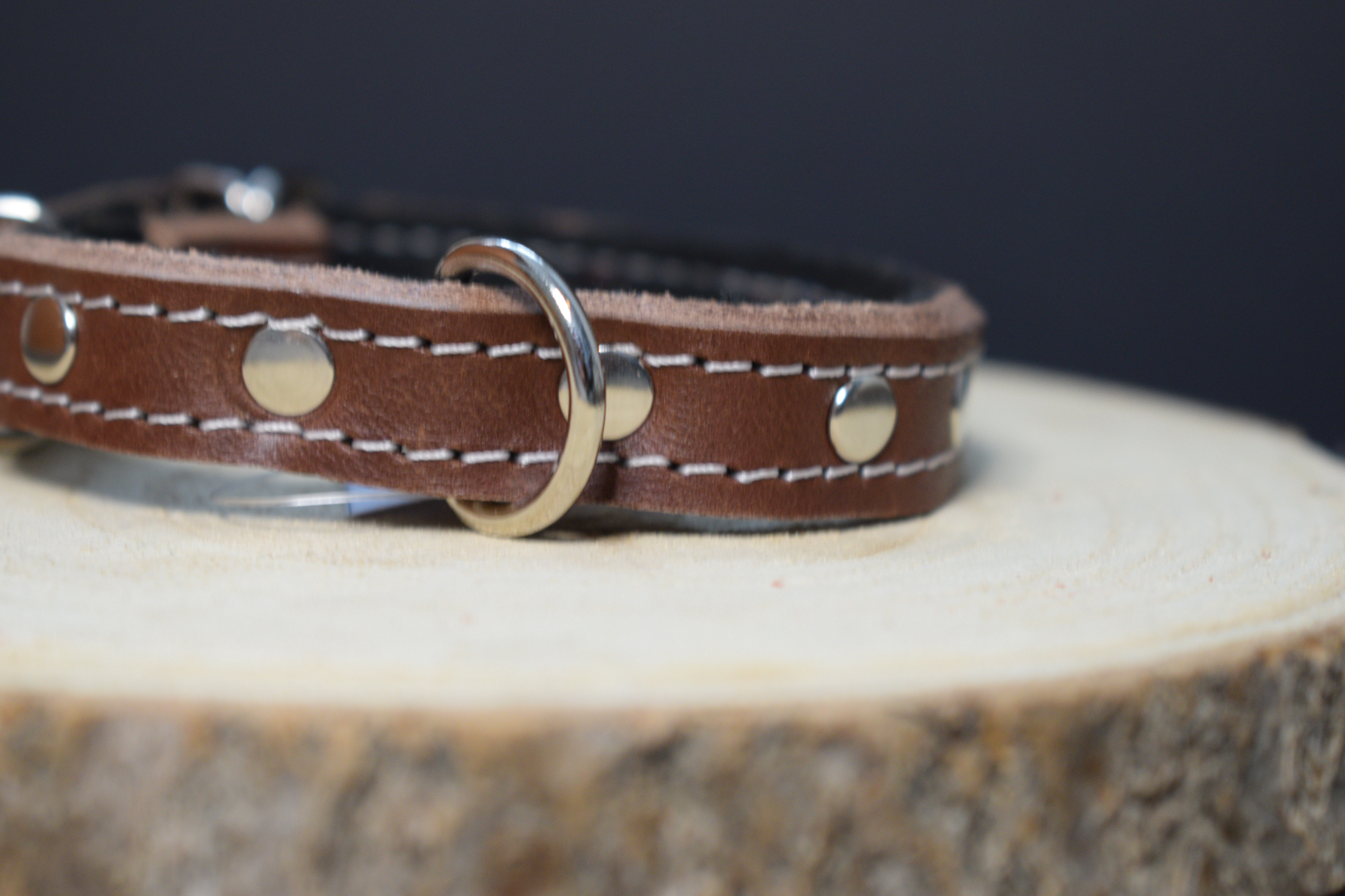 Palkar zdobený obojok z kože hladenice pre psov 30 cm x 14 mm hnedá