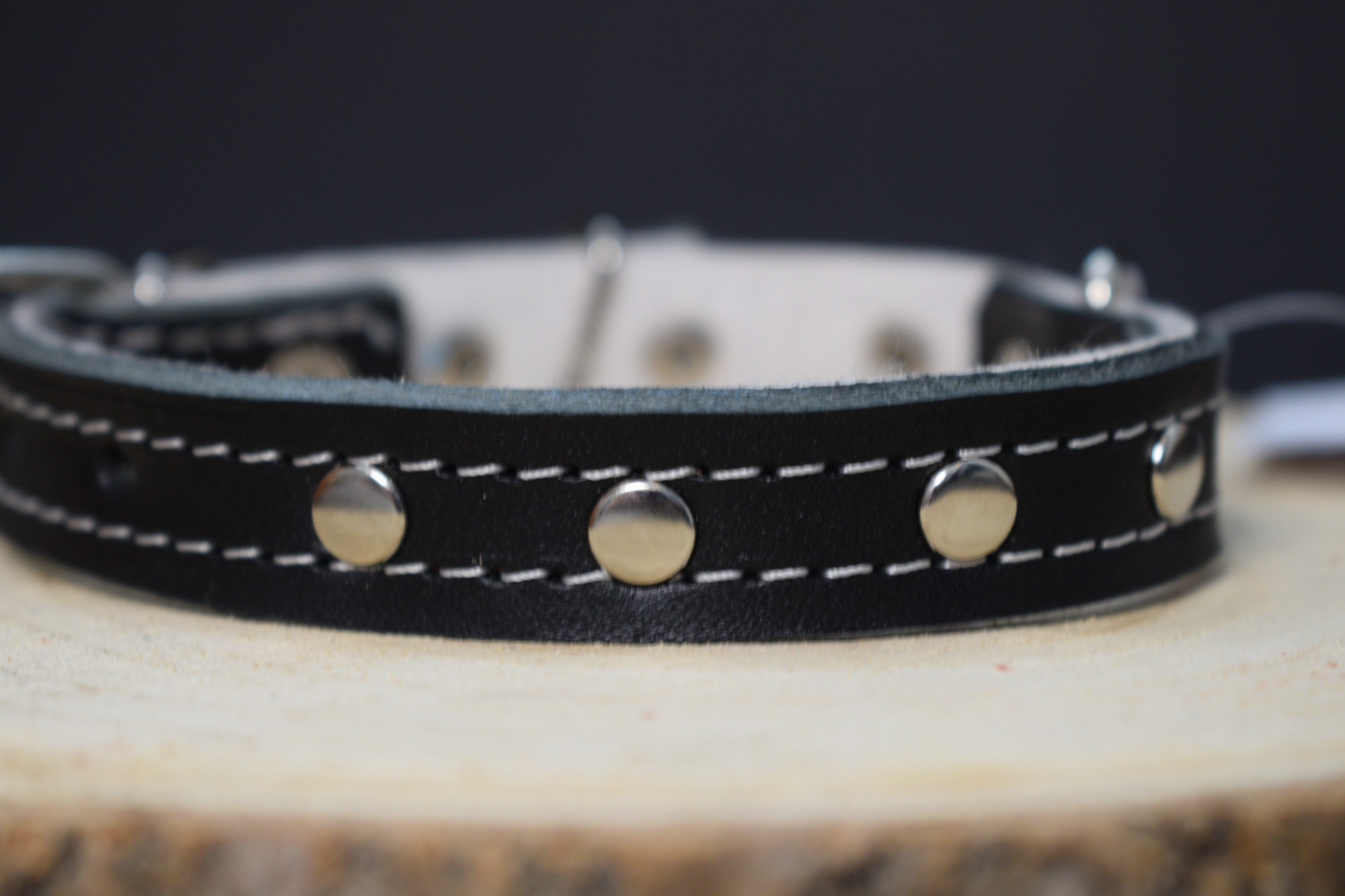 Palkar zdobený obojok z kože hladenice pre psov 30 cm x 14 mm čierna