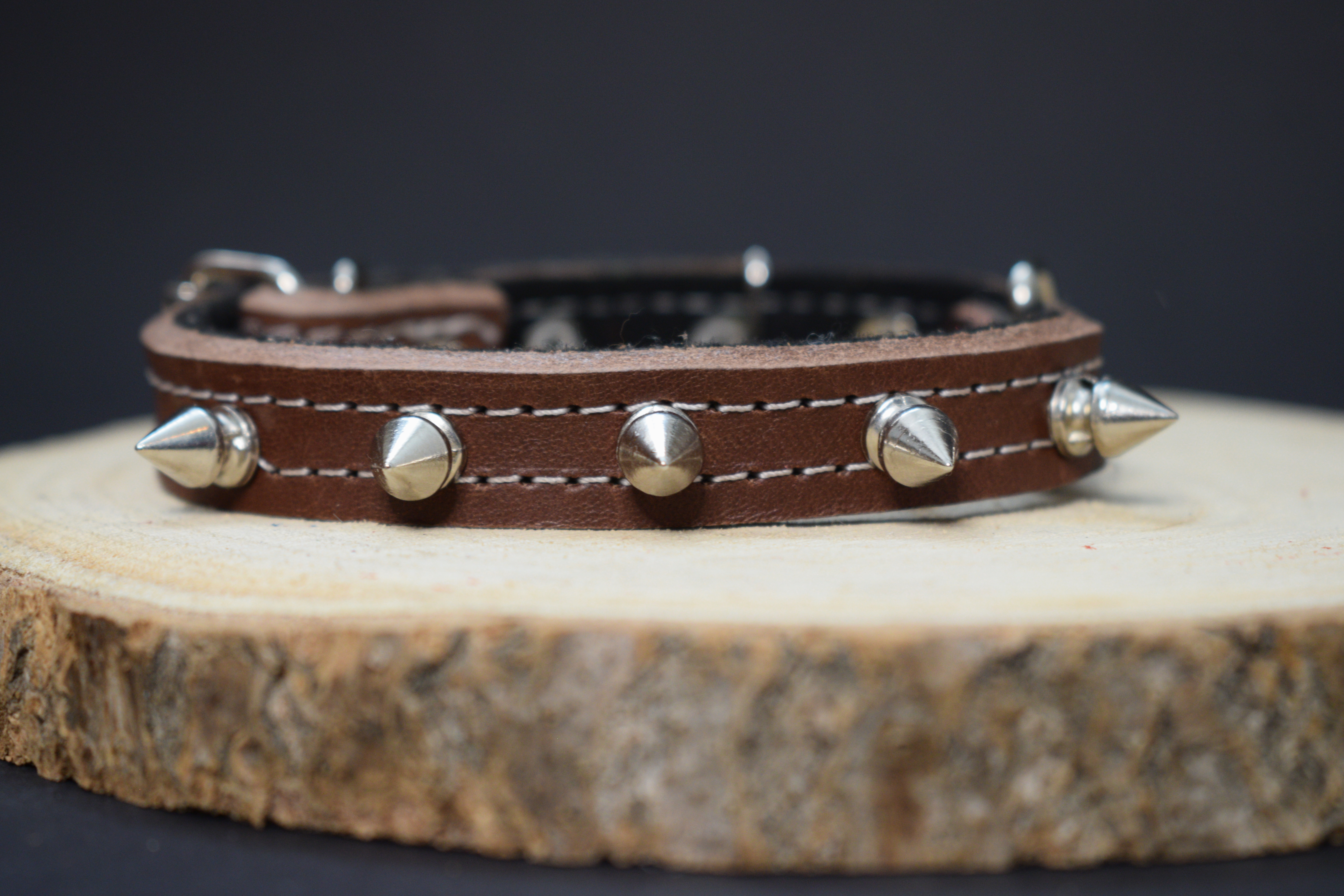 Palkar obojok z kože hladenice pre psov zdobený hrotmi 30 cm x 14 mm hnedý