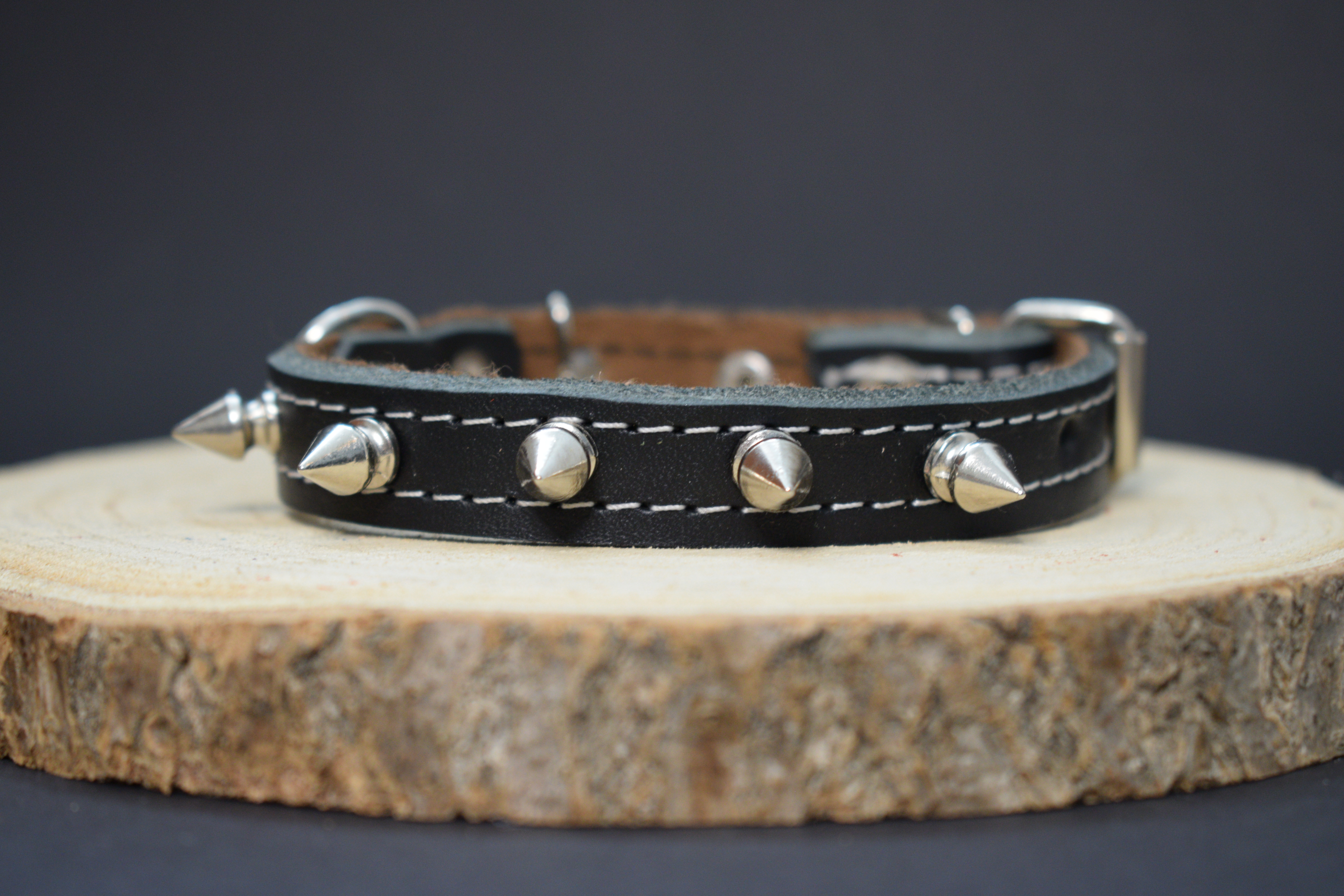 Palkar obojok z kože hladenice pre psov zdobený hrotmi 30 cm x 14 mm čierny