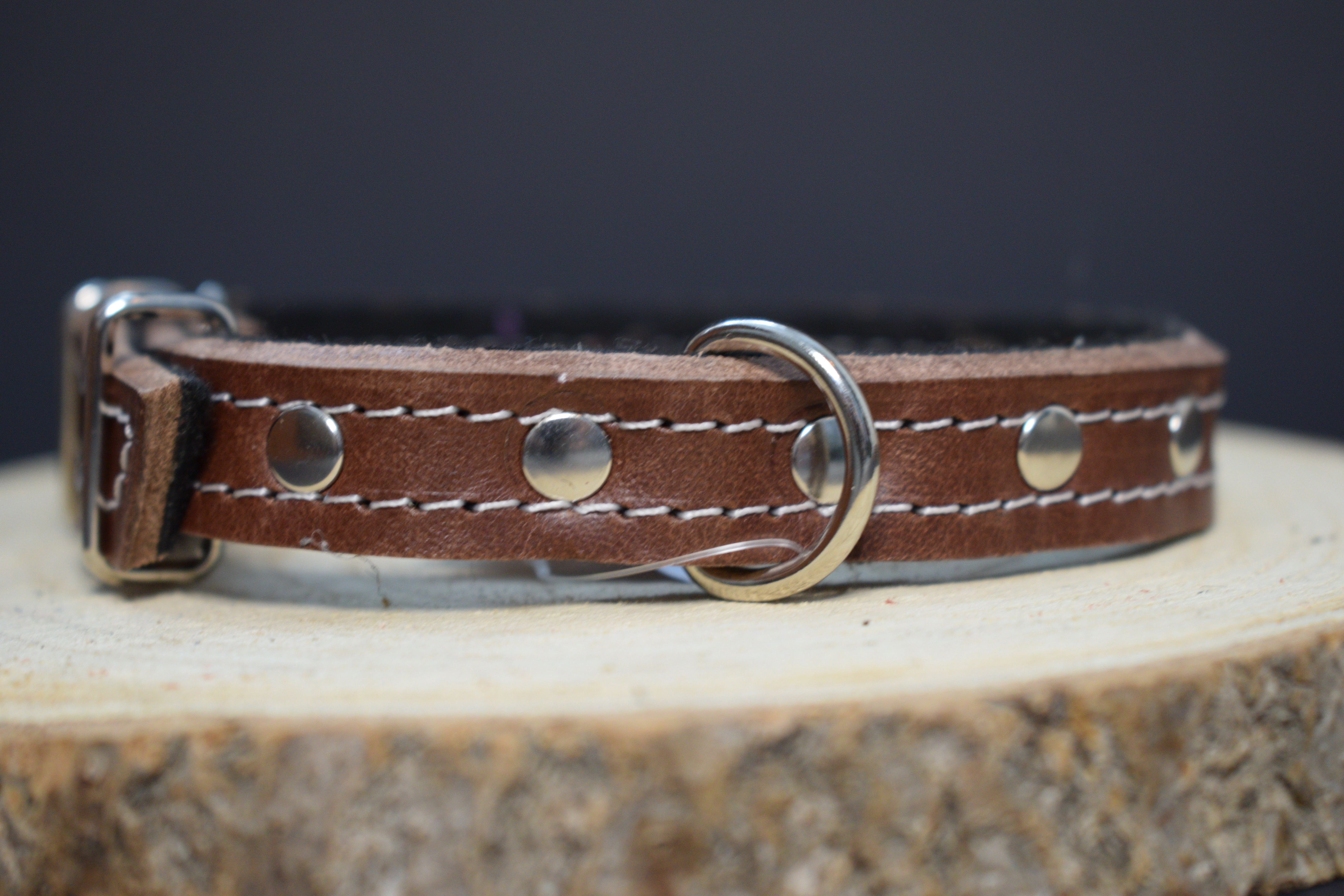 Palkar zdobený obojok z kože hladenice pre psov 35 cm x 14 mm hnedý