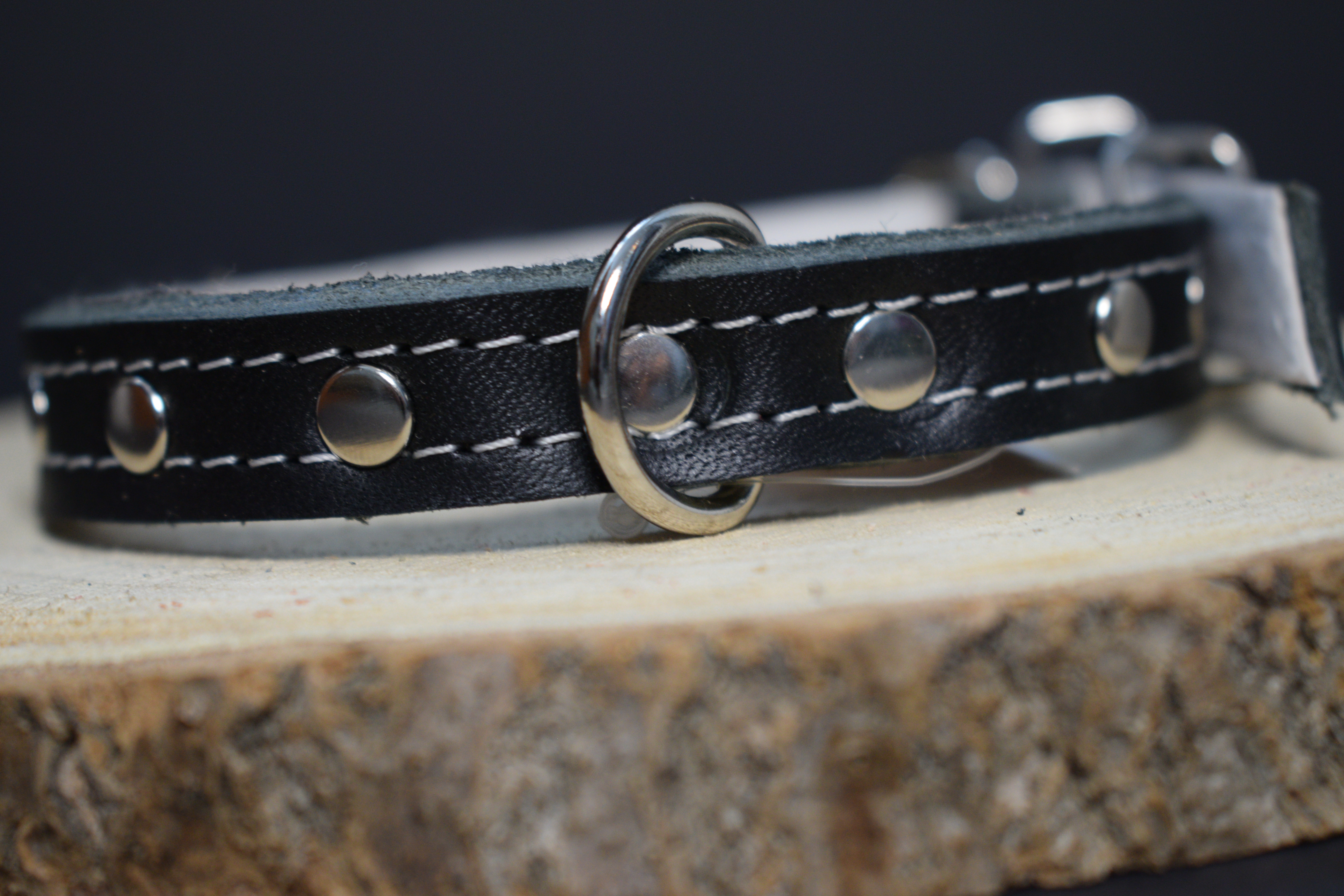 Palkar zdobený obojok z kože hladenice pre psov 35 cm x 14 mm čierny