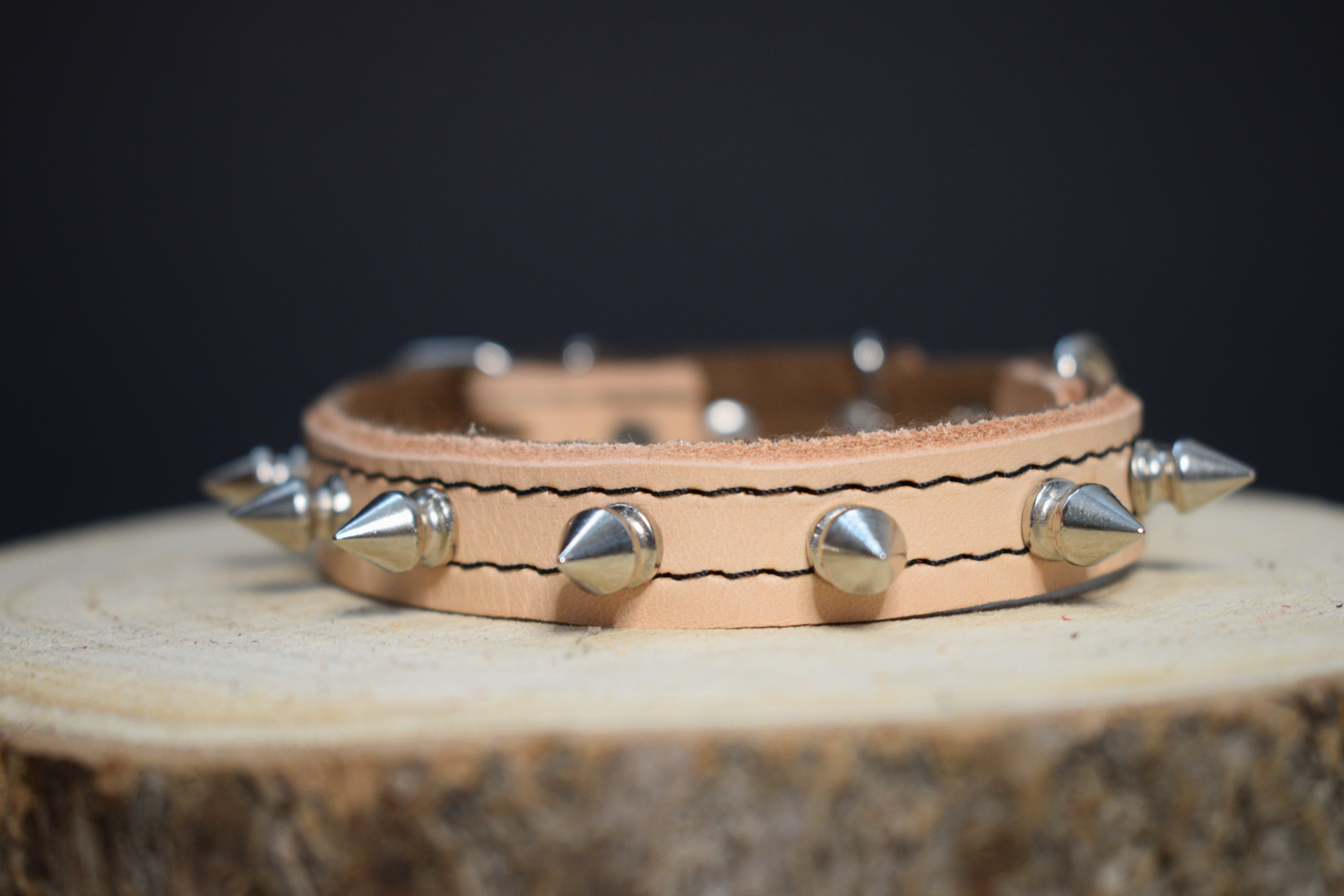 Palkar obojok z kože hladenice pre psov zdobený hrotmi 35 cm x 14 mm prírodný