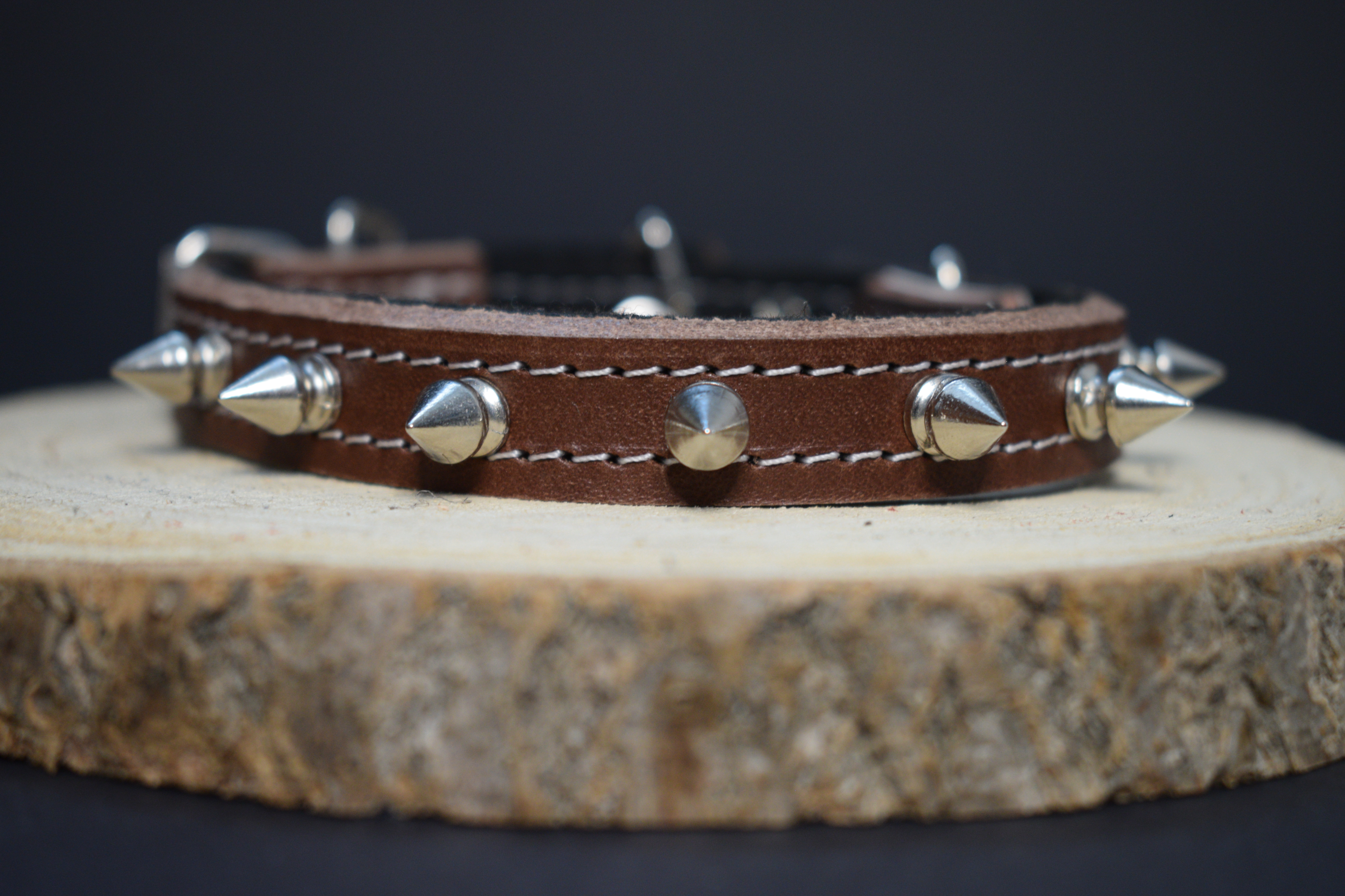 Palkar obojok z kože hladenice pre psov zdobený hrotmi 35 cm x 14 mm hnedý