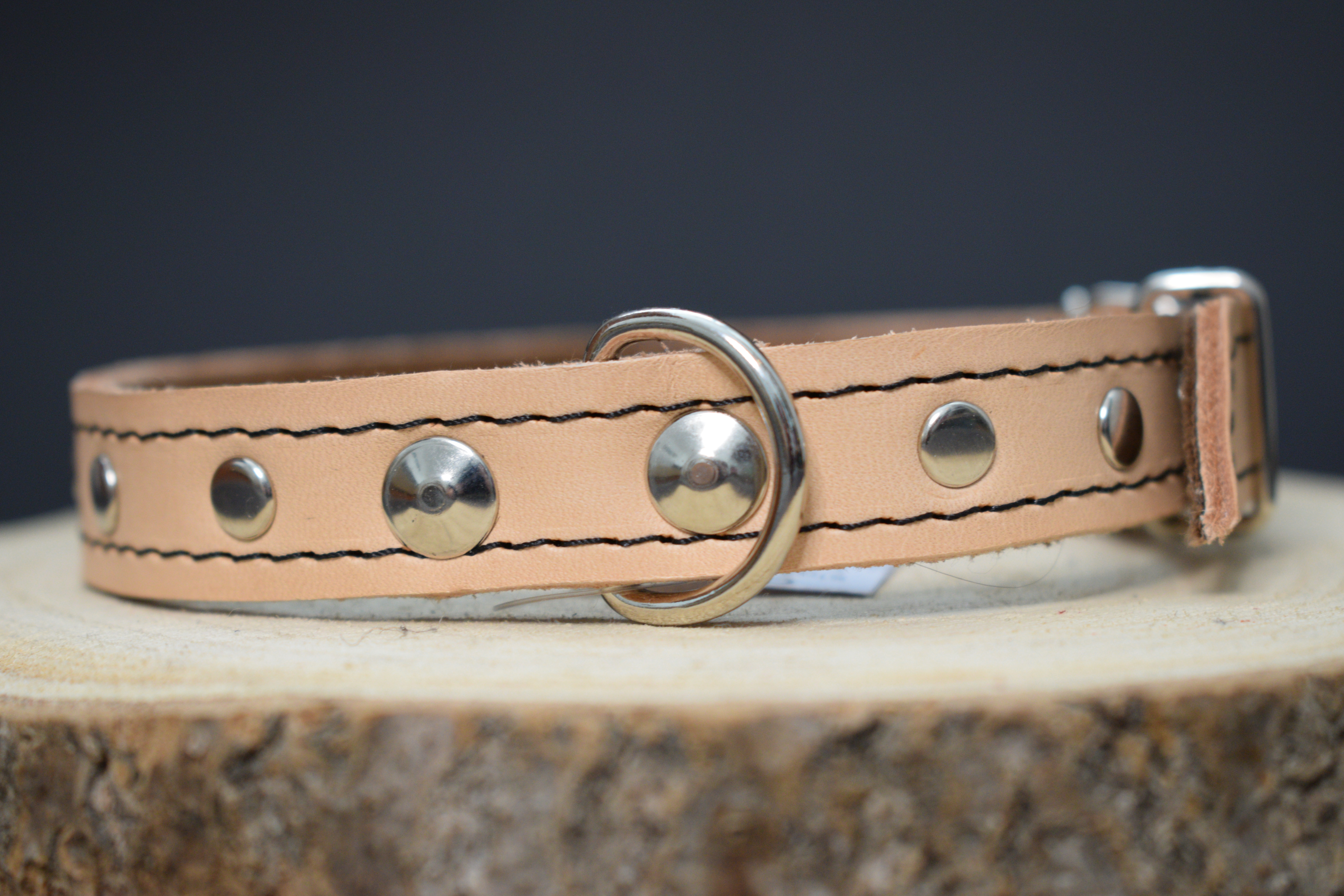 Palkar zdobený obojok z kože hladenice pre psov 40 cm x 18 mm prírodný