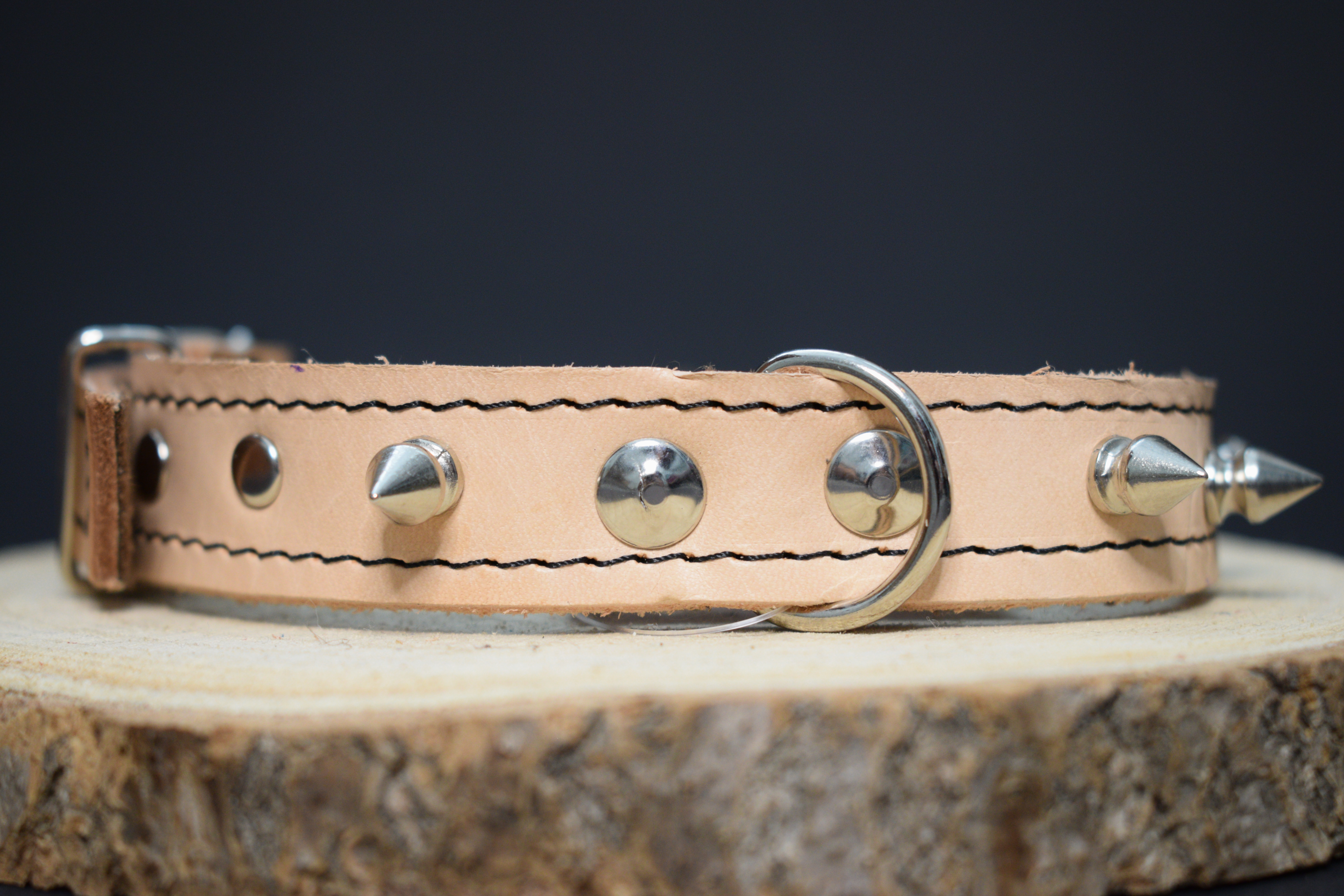 Palkar obojok z kože hladenice pre psov zdobený hrotmi 40 cm x 18 mm prírodný