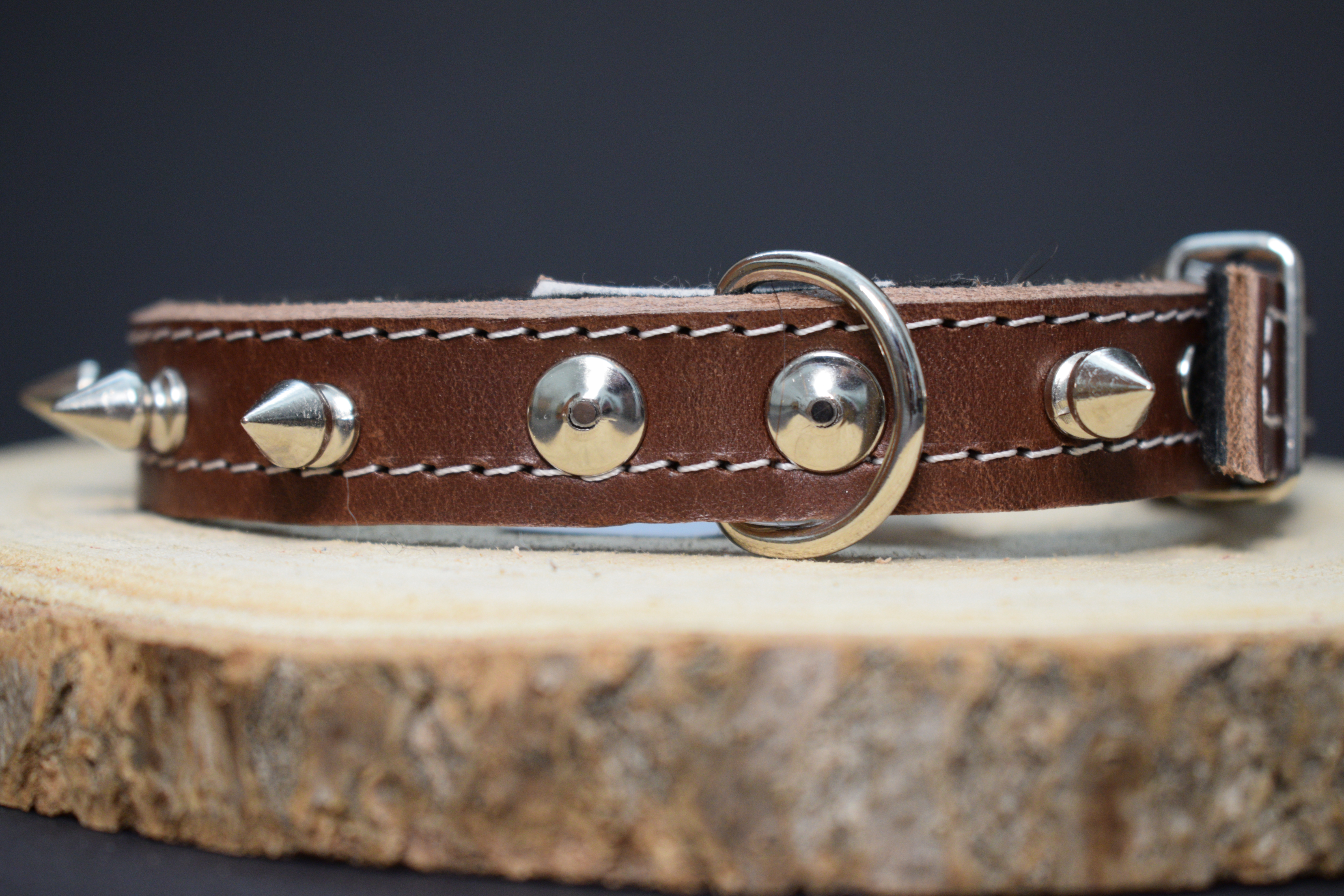 Palkar obojok z kože hladenice pre psov zdobený hrotmi 40 cm x 18 mm hnedý