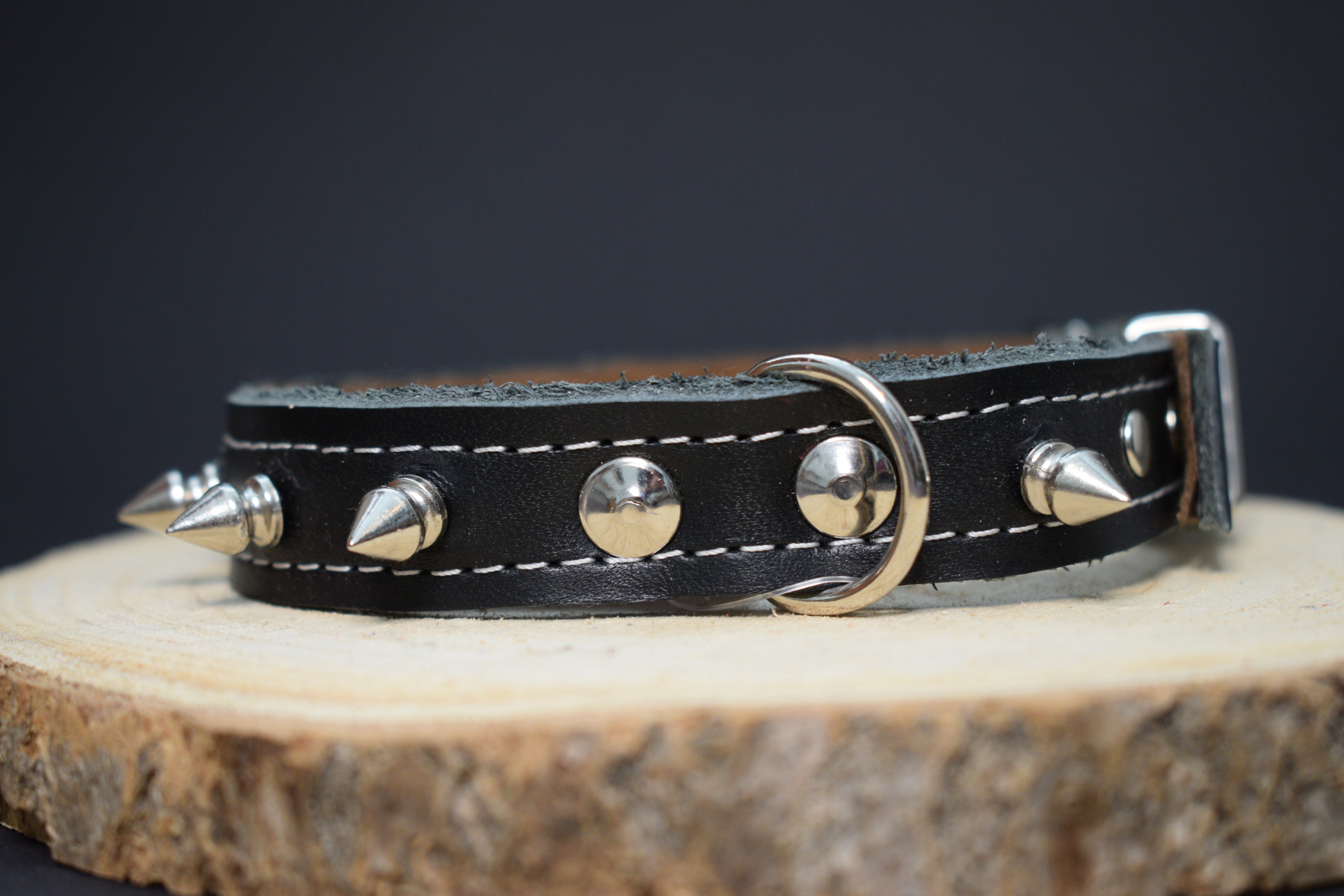 Palkar obojok z kože hladenice pre psov zdobený hrotmi 40 cm x 18 mm čierny