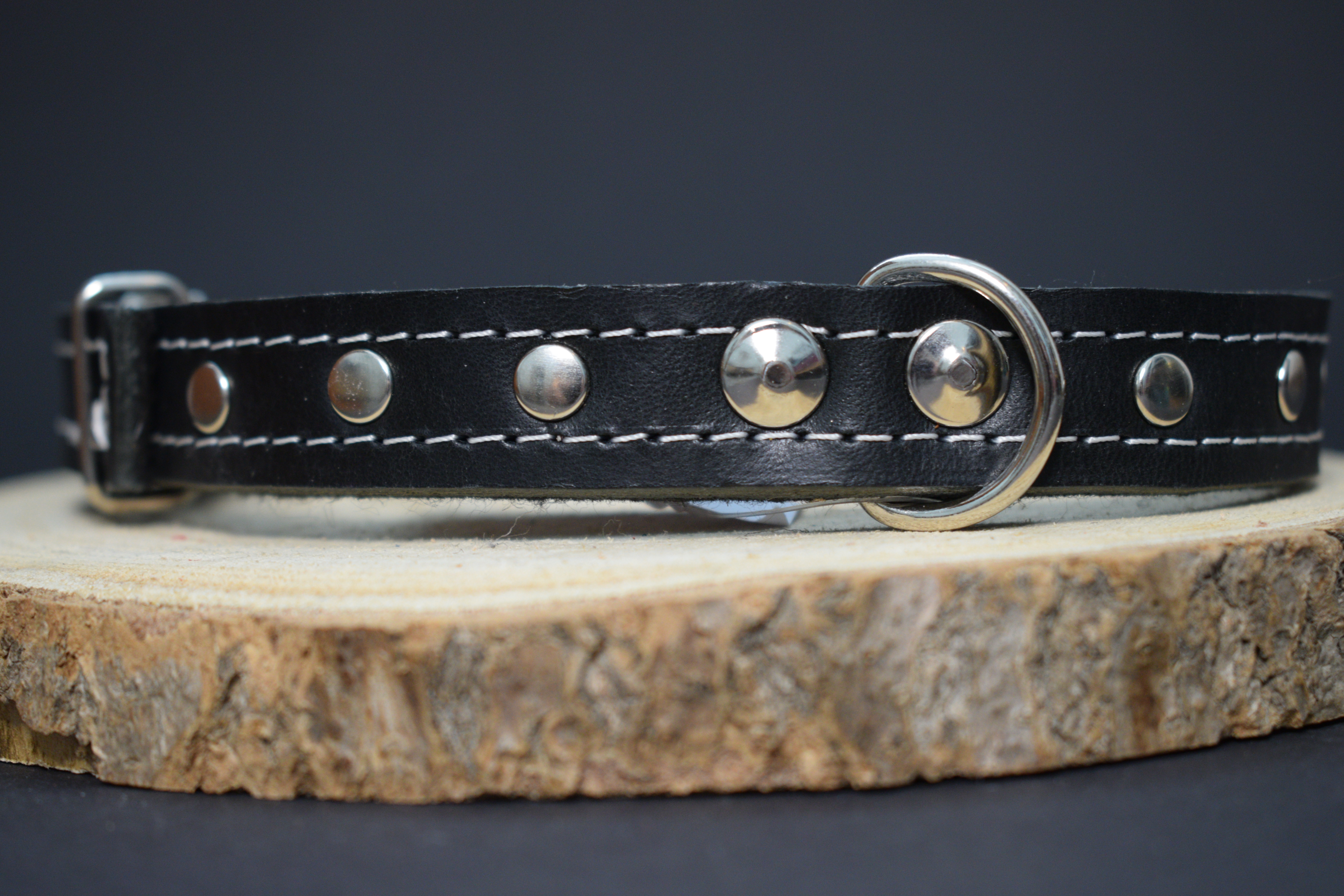 Palkar zdobený obojok z kože hladenice pre psov 45 cm x 18 mm čierny