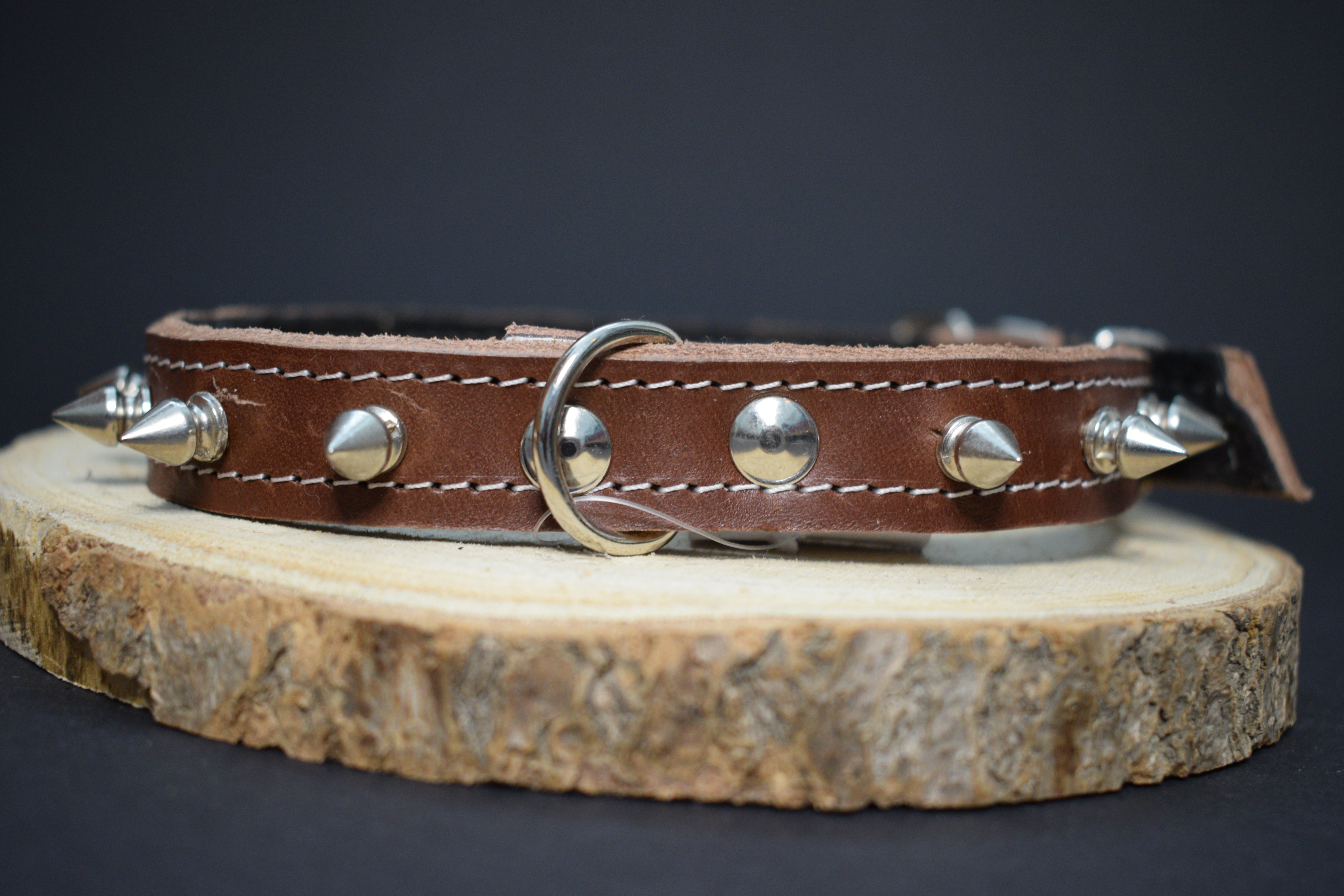 Palkar obojok z kože hladenice pre psov zdobený hrotmi 45 cm x 18 mm hnedý