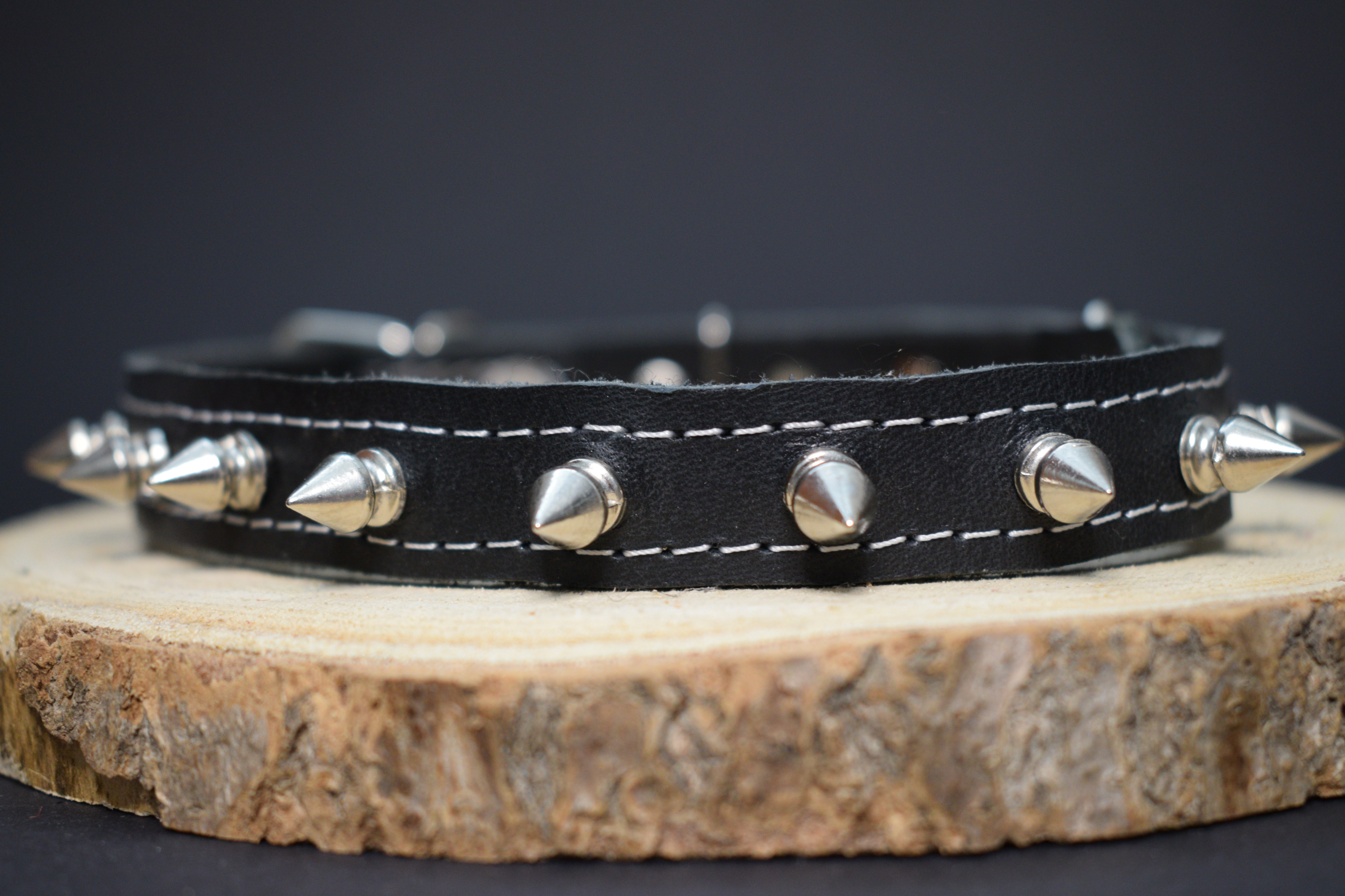 Palkar obojok z kože hladenice pre psov zdobený hrotmi 45 cm x 18 mm čierny
