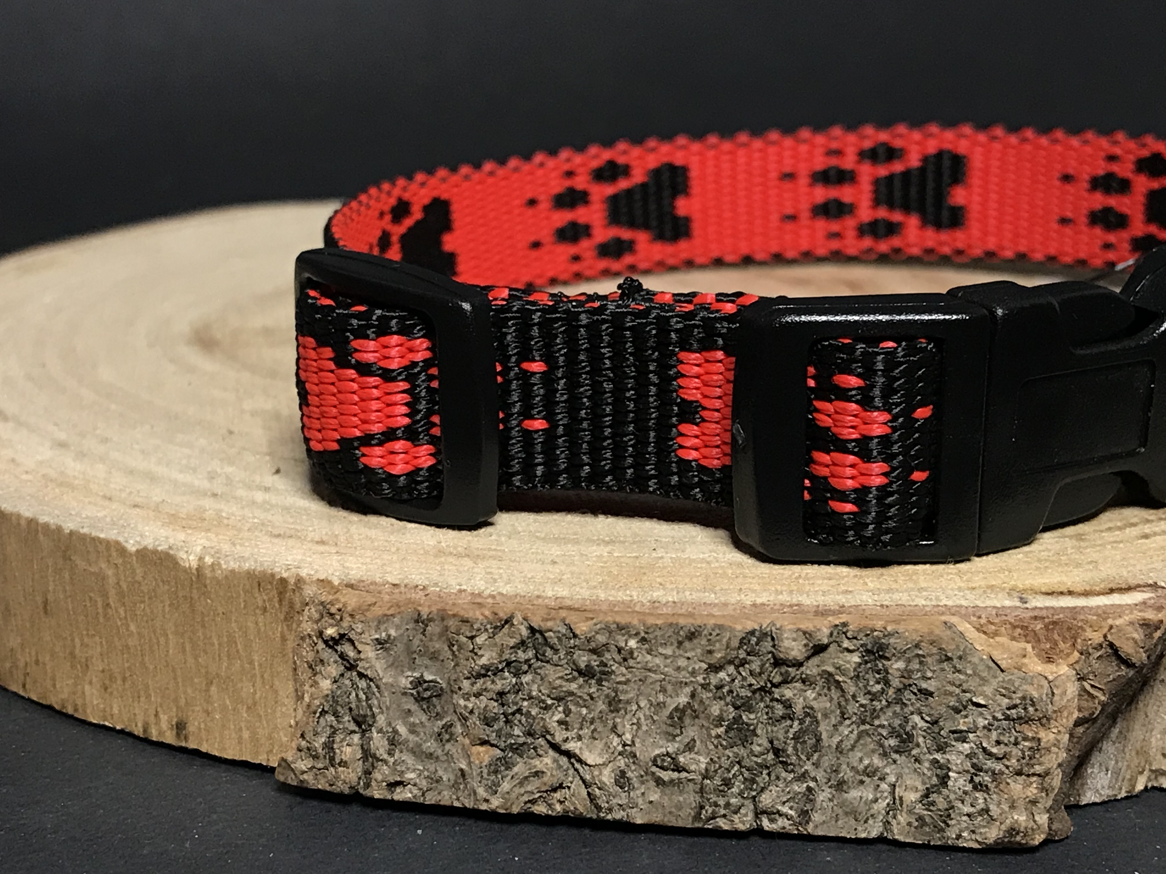 Palkar obojok z popruhu pre psov 35 cm x 16 mm čierno-červená s labkami