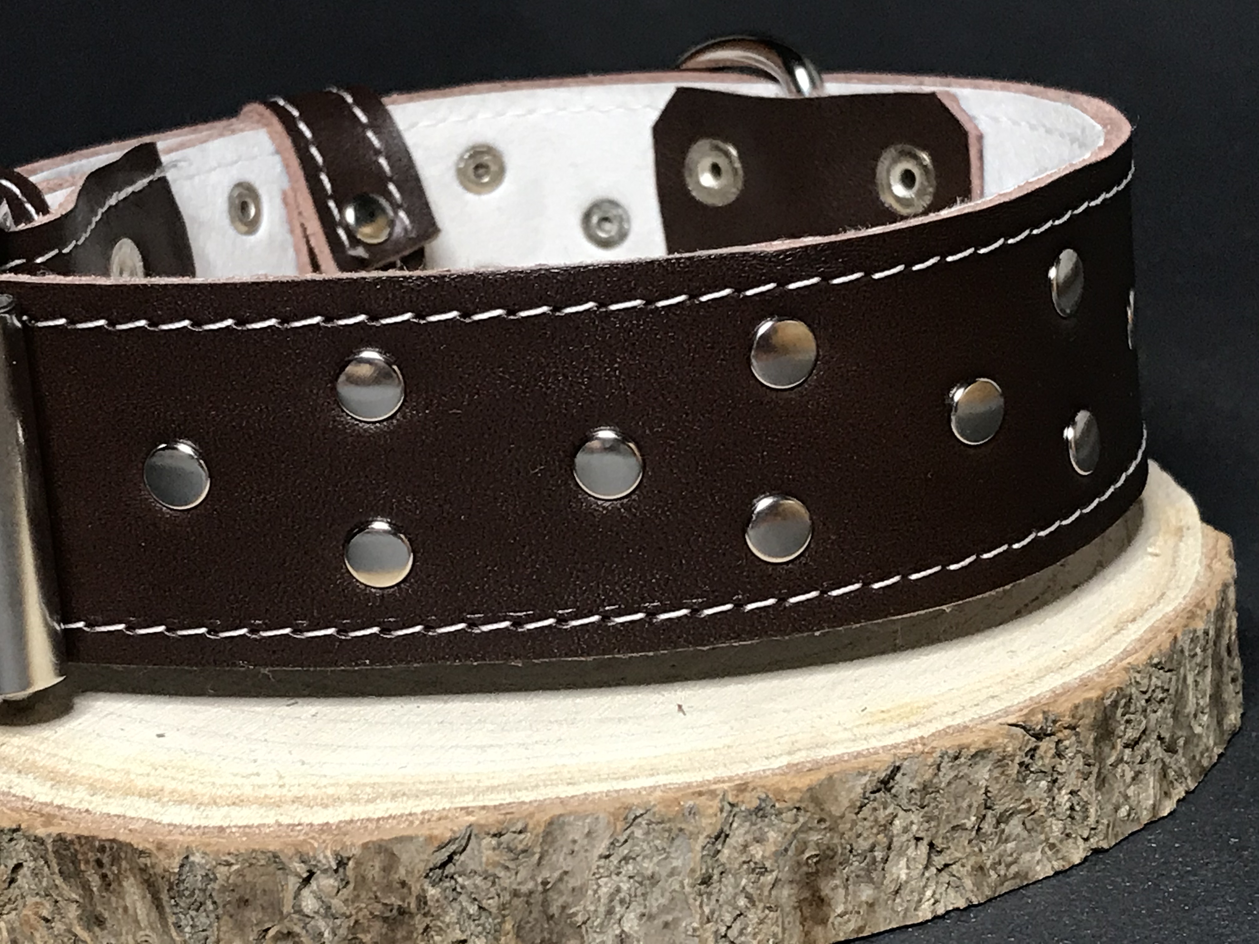 Palkar zdobený obojok z kože hladenice pre psov 50 cm x 40 mm hnedý