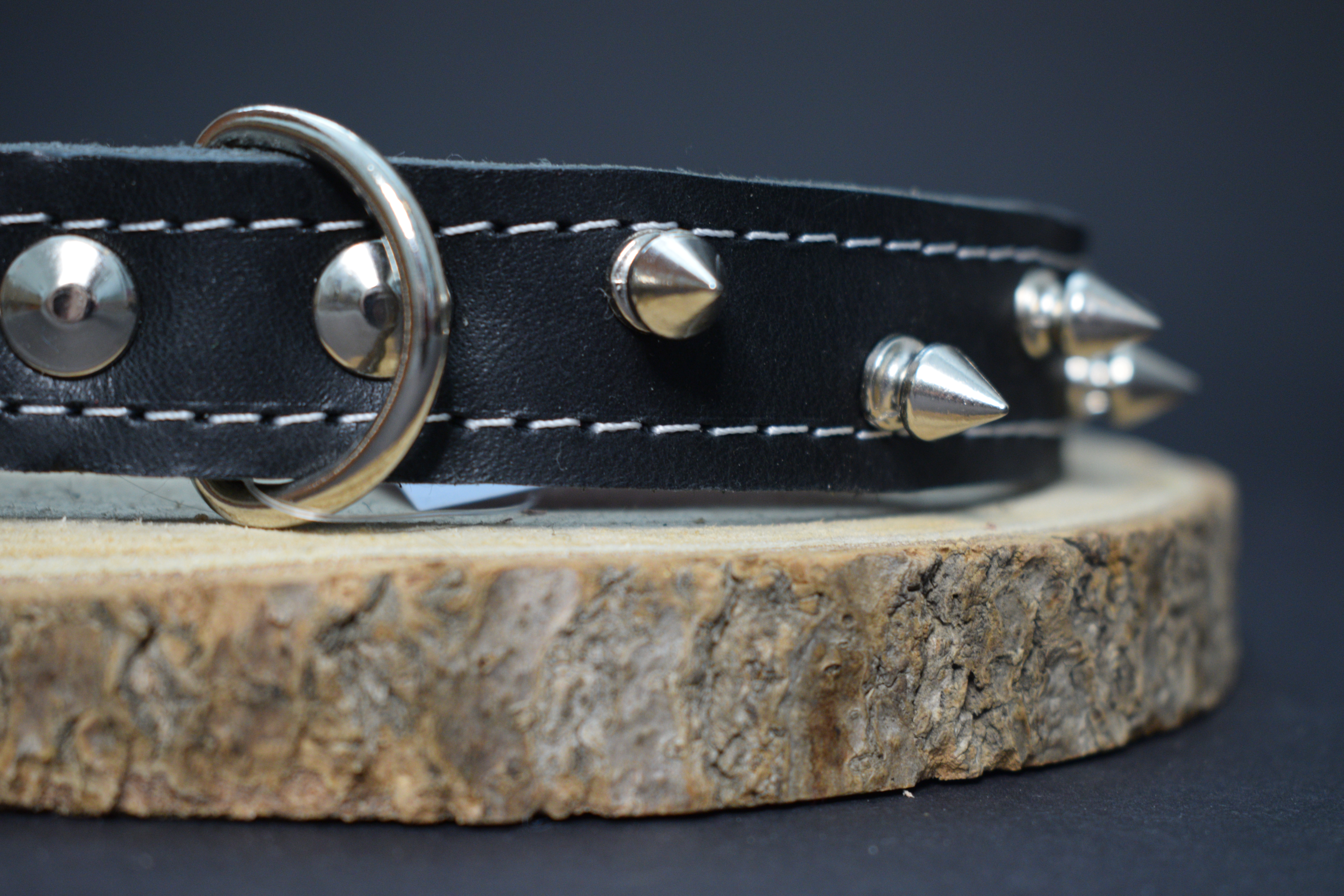 Palkar obojok z kože hladenice pre psov zdobený hrotmi 50 cm x 22 mm čierny