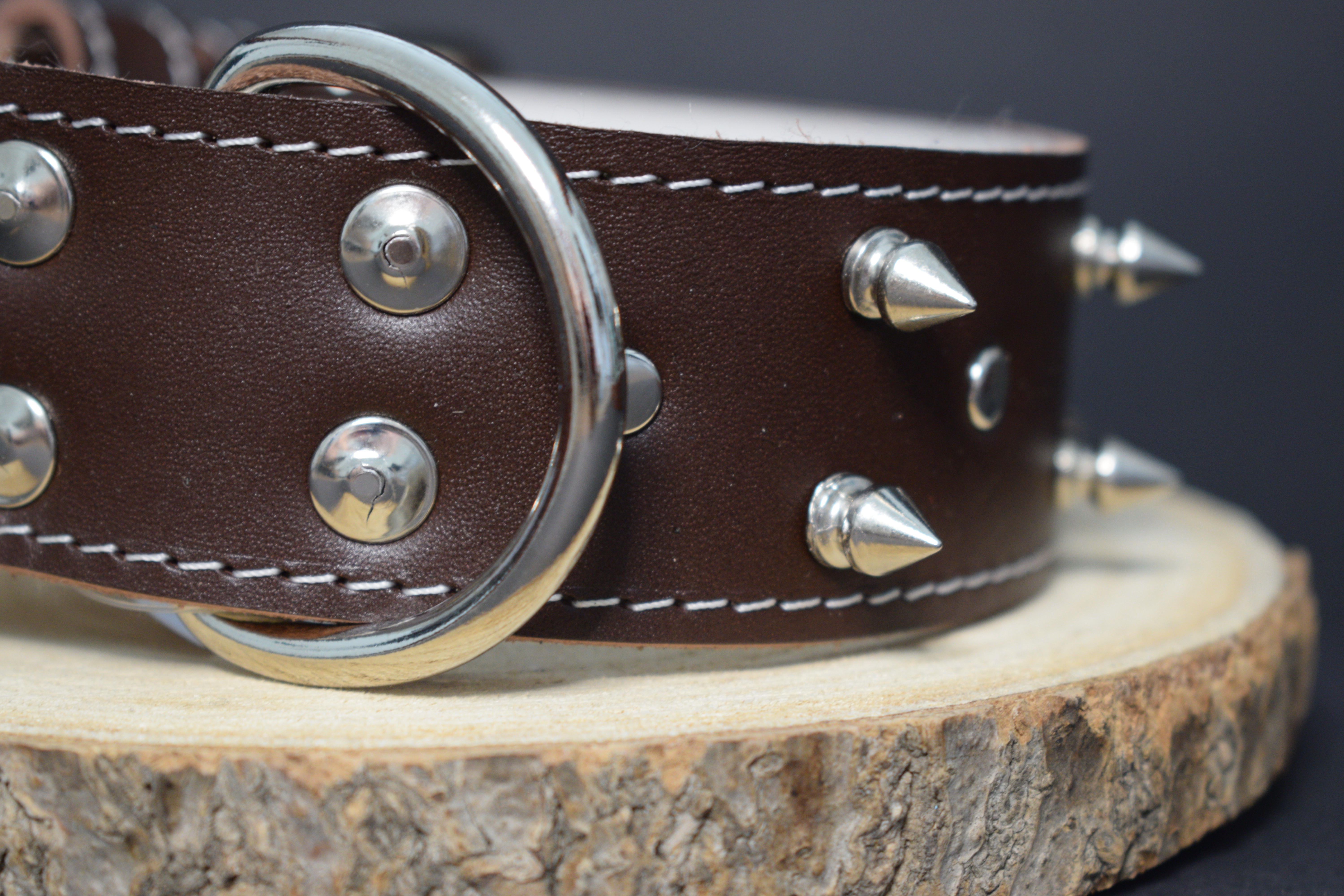 Palkar obojok z kože hladenice pre psov zdobený hrotmi 50 cm x 40 mm hnedý