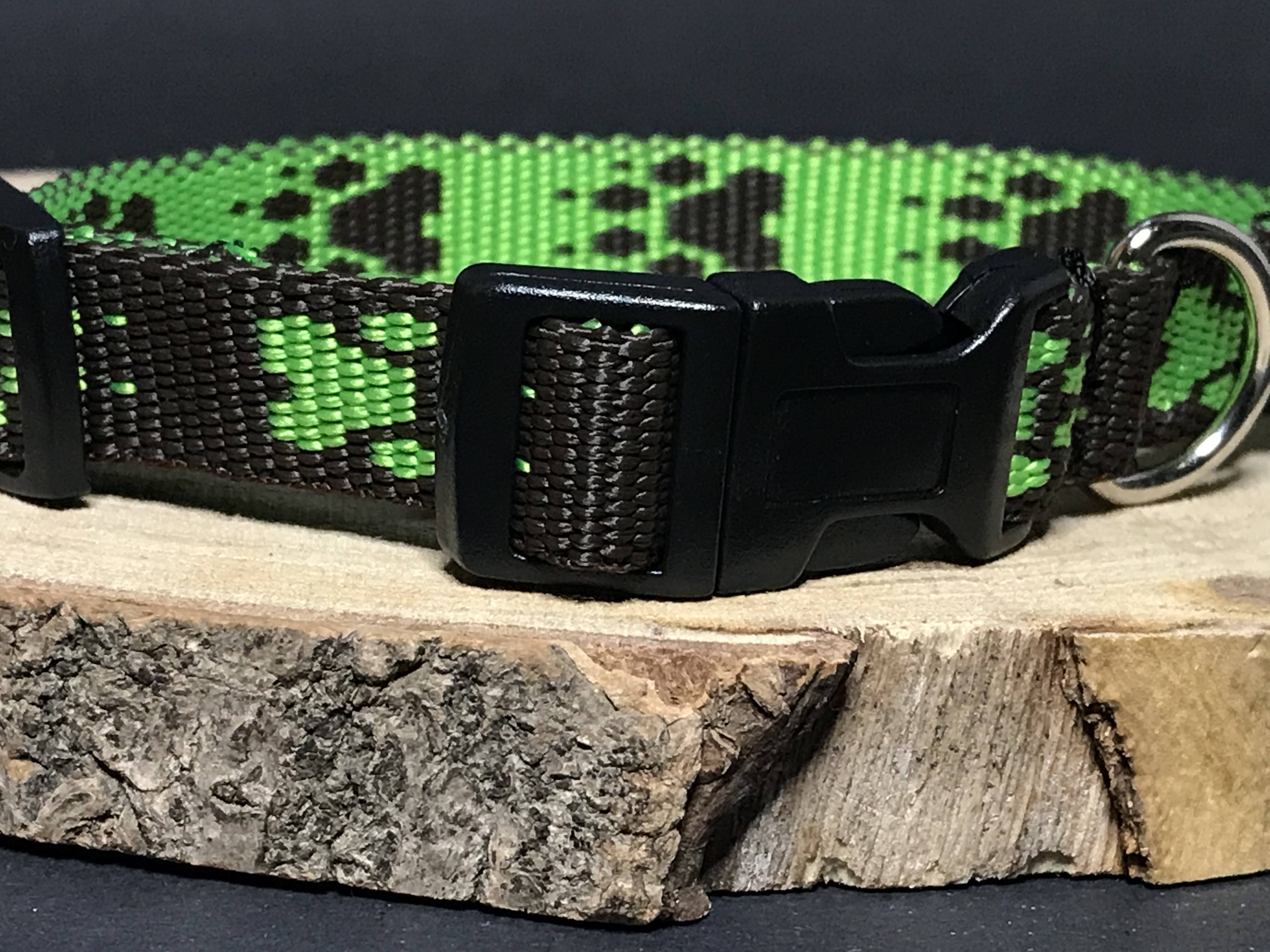 Palkar obojok z popruhu pre psov 35 cm x 16 mm čierno-zelená s labkami