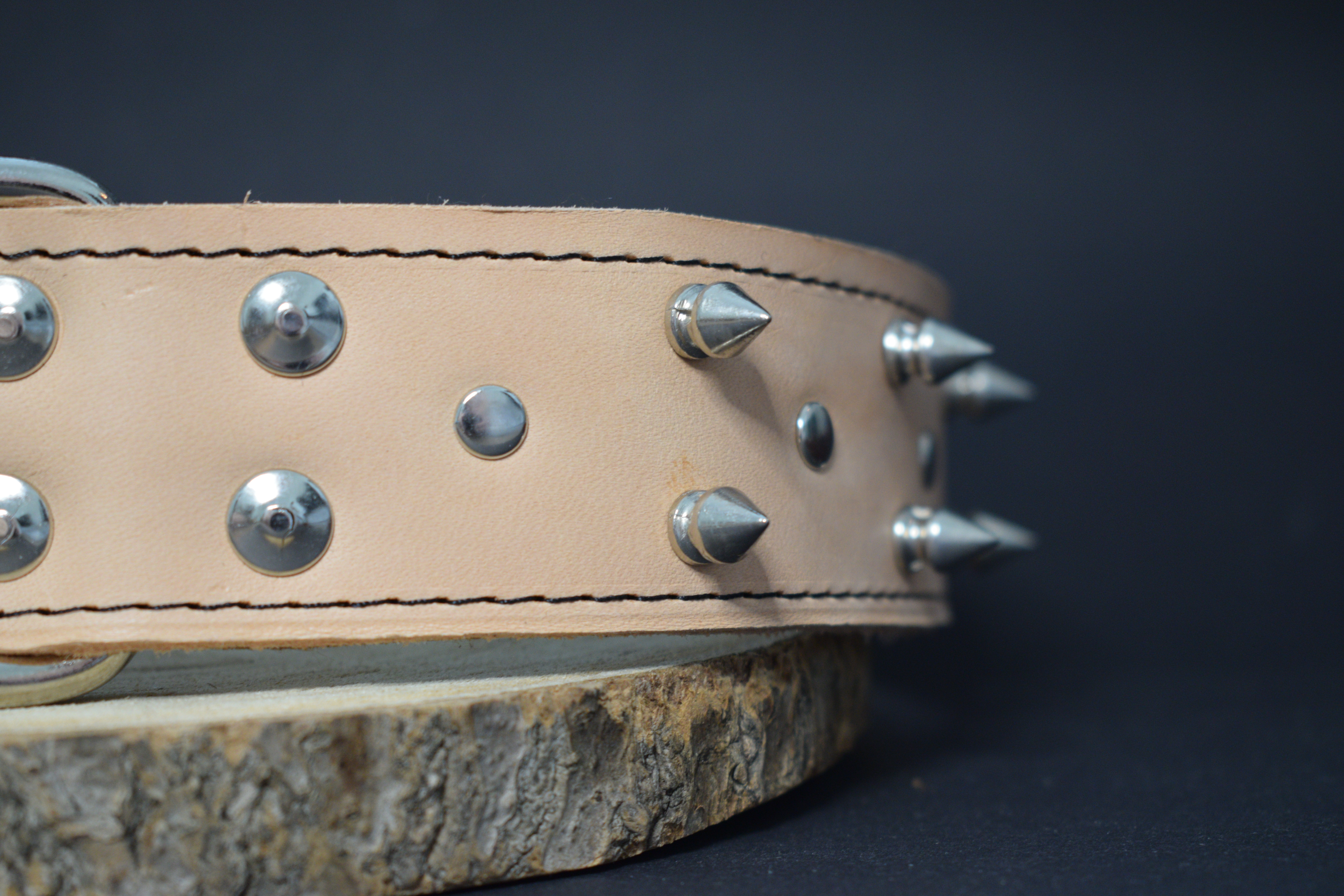 Palkar obojok z kože hladenice pre psov zdobený hrotmi 50 cm x 40 mm prírodný