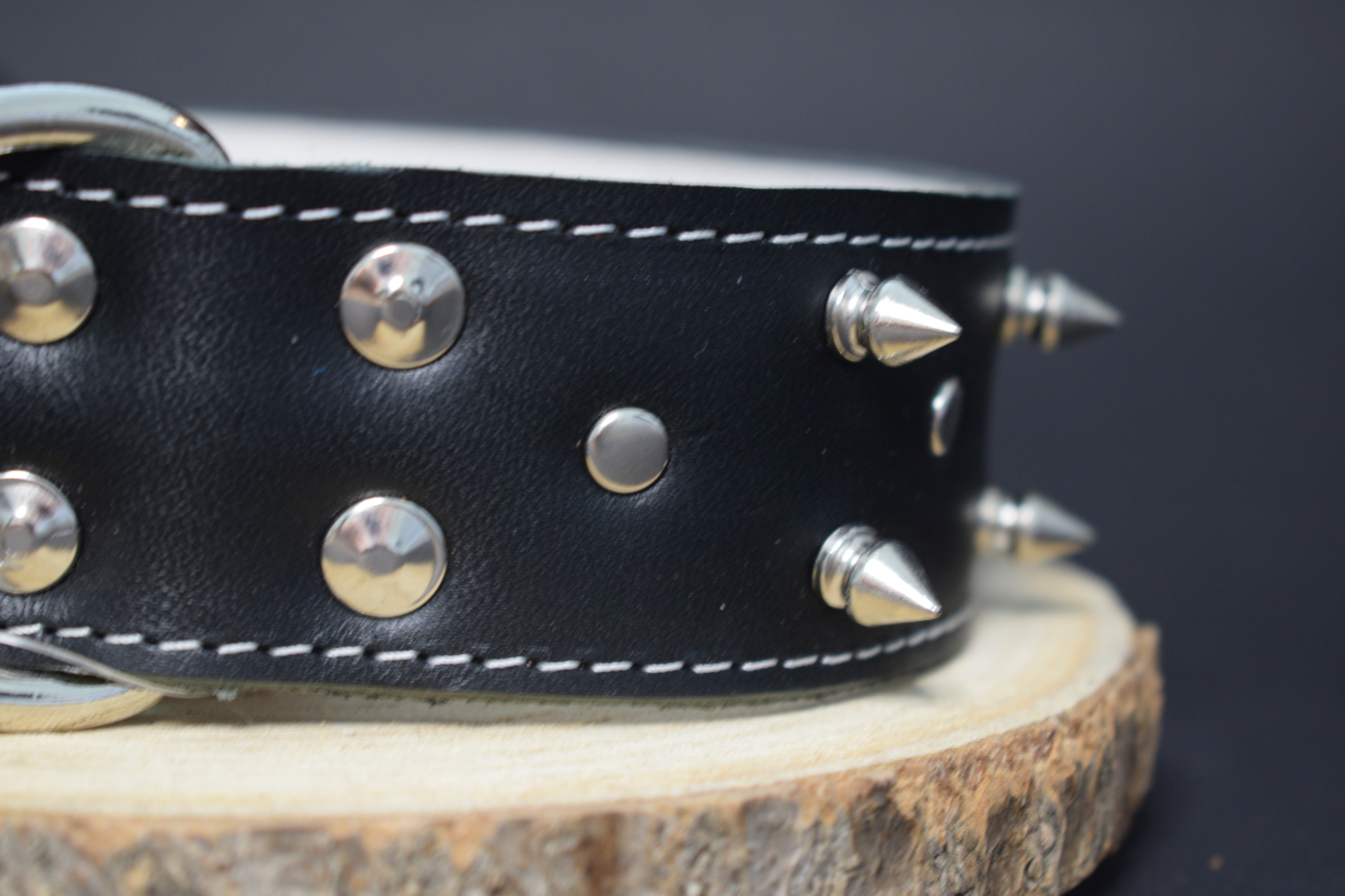 Palkar obojok z kože hladenice pre psov zdobený hrotmi 50 cm x 40 mm čierny