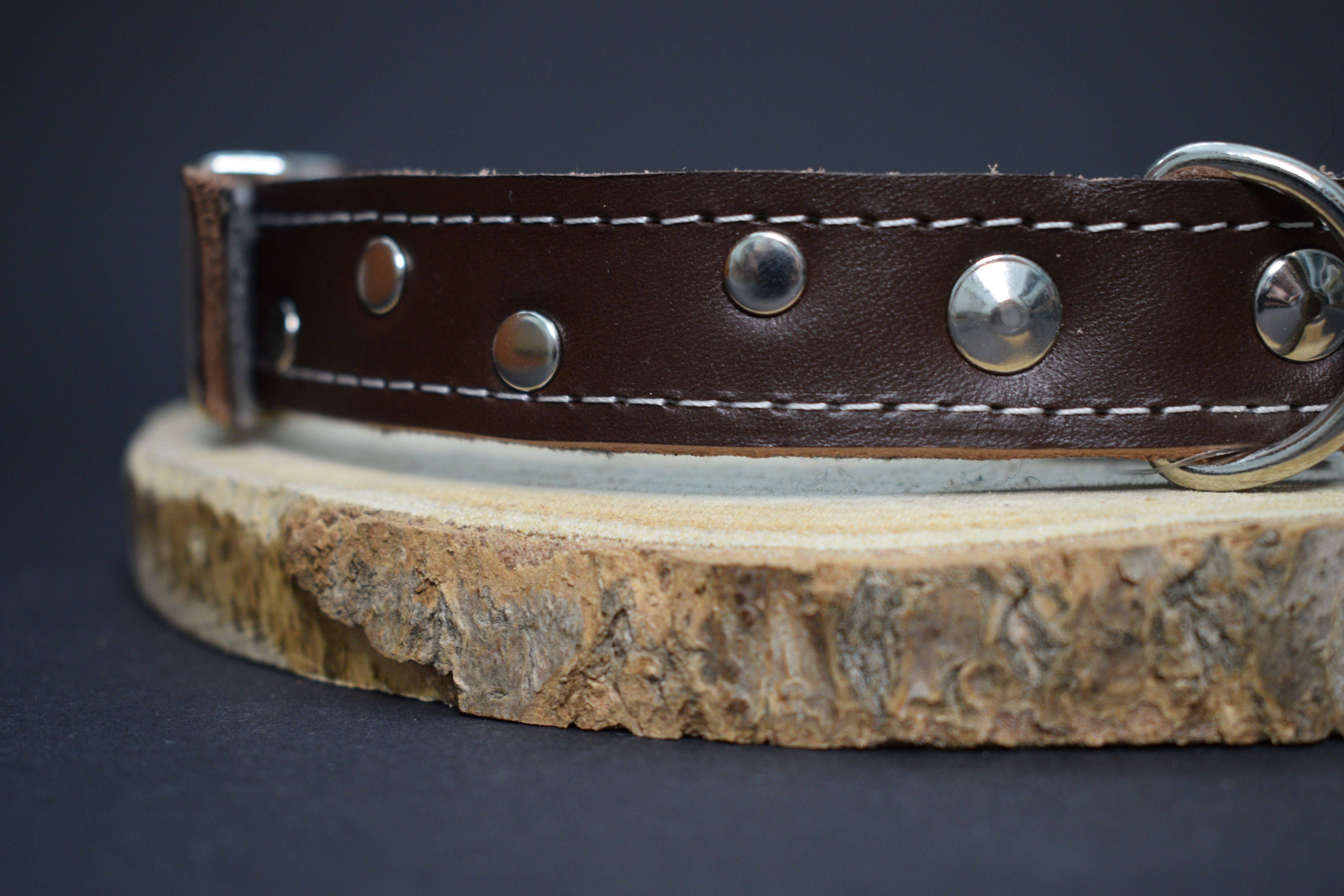 Palkar zdobený obojok z kože hladenice pre psov 55 cm x 22 mm hnedý