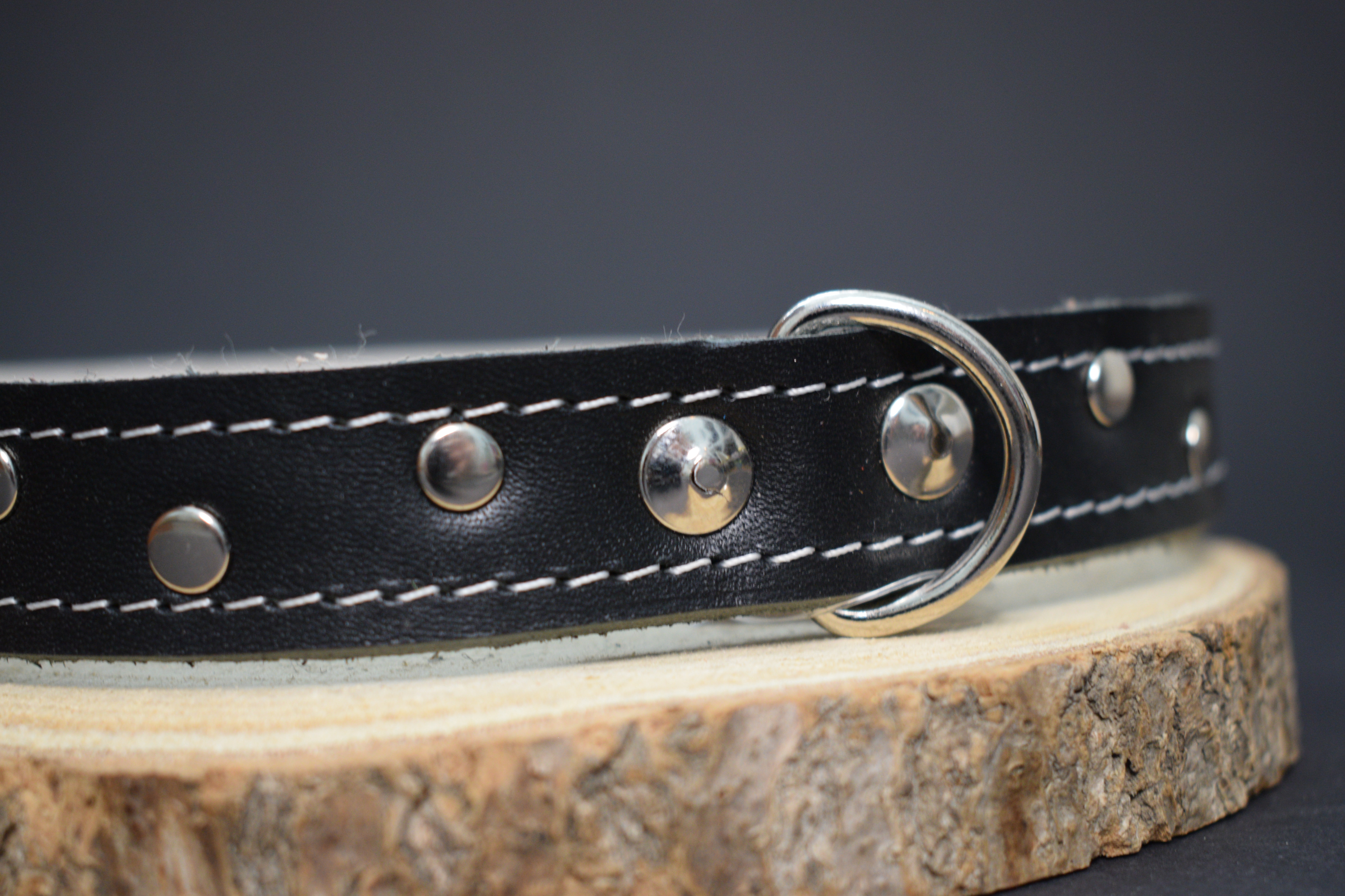 Palkar zdobený obojok z kože hladenice pre psov 55 cm x 22 mm čierny