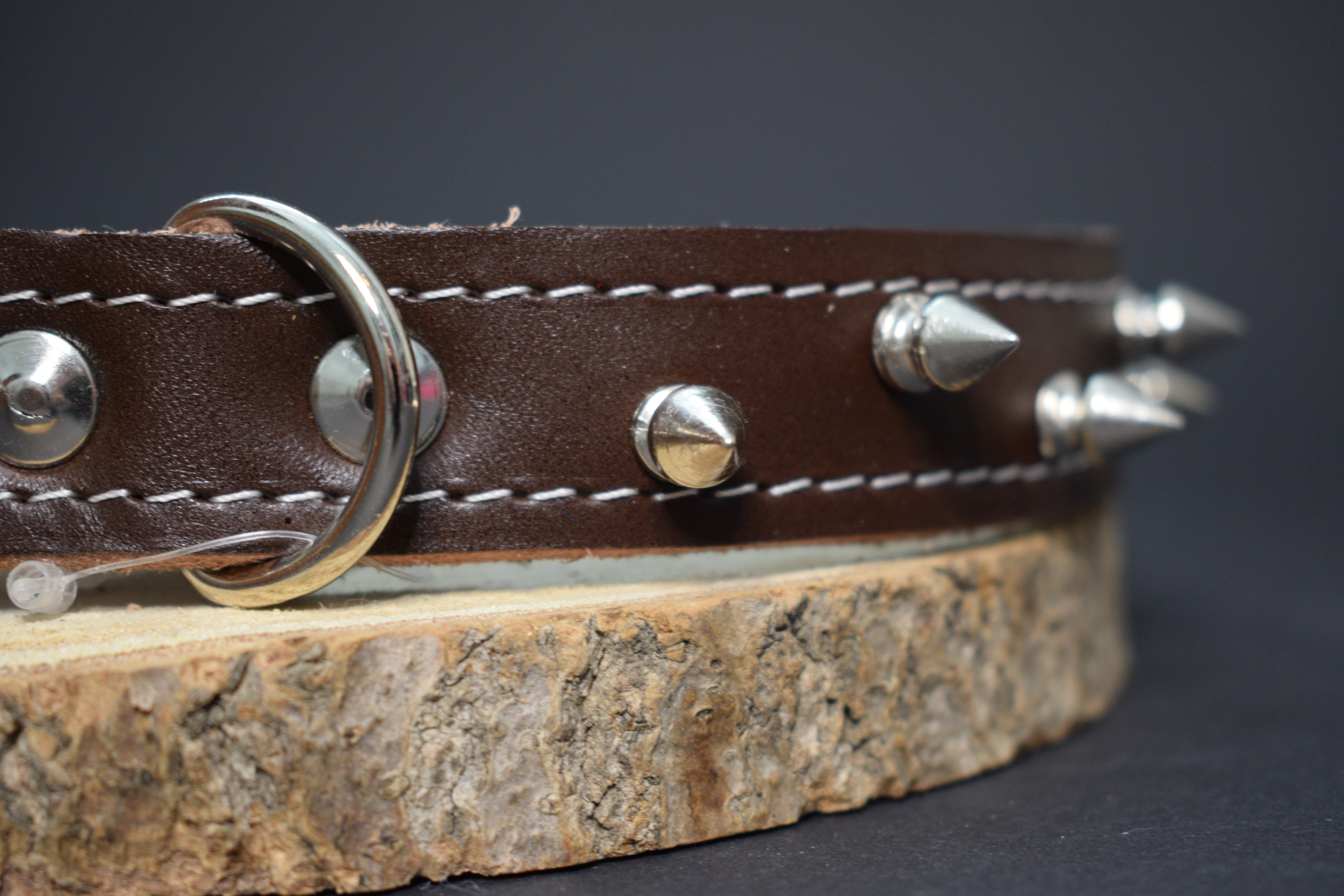 Palkar obojok z kože hladenice pre psov zdobený hrotmi 55 cm x 22 mm hnedý