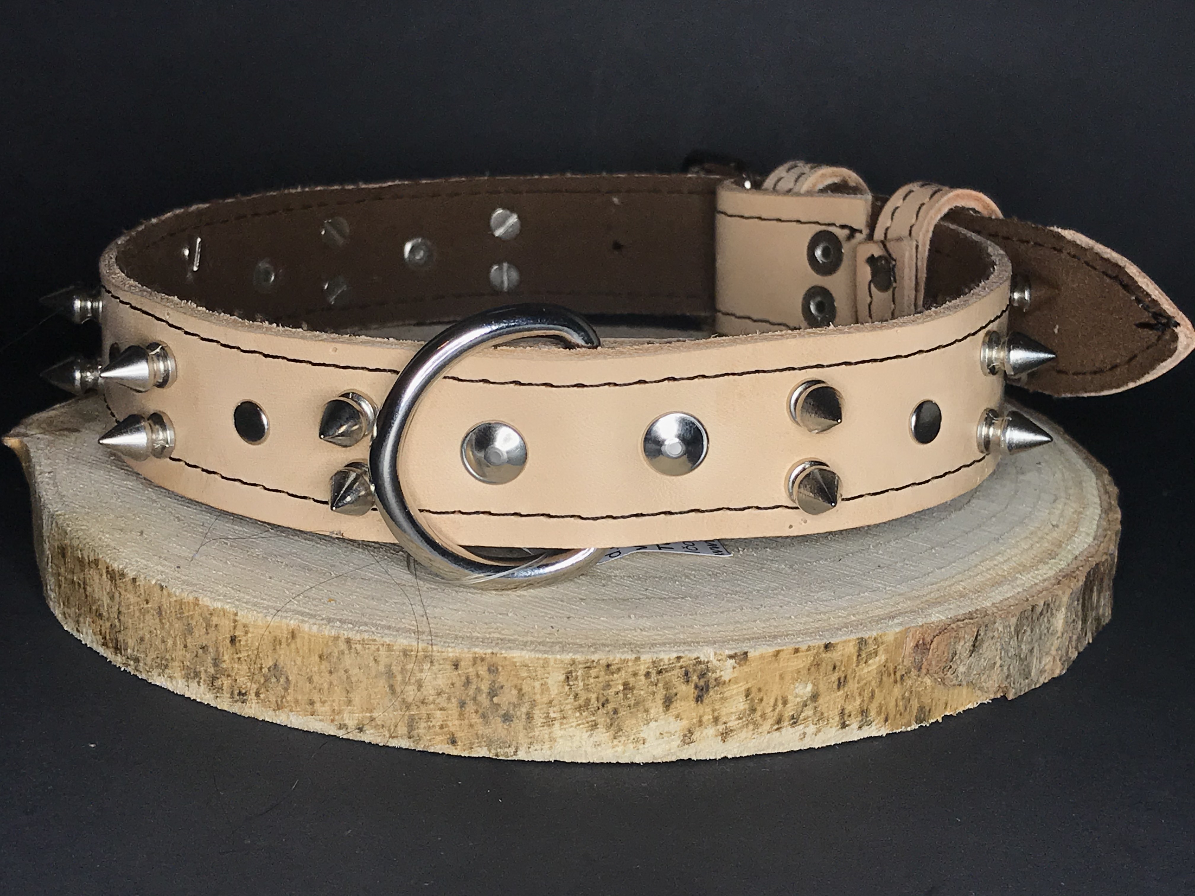 Palkar obojok z kože hladenice pre psov zdobený hrotmi 55 cm x 30 mm prírodný