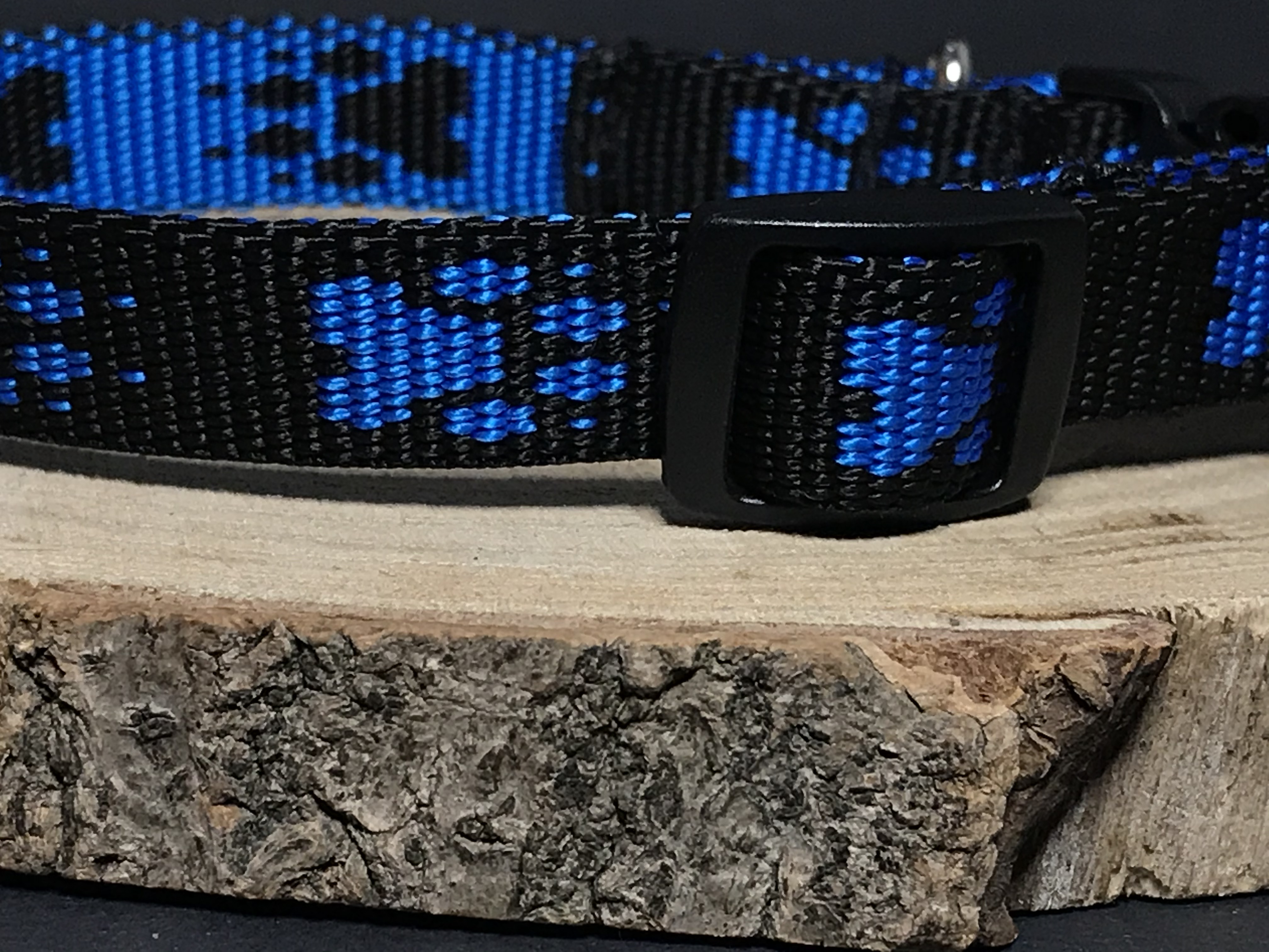  Palkar obojok z popruhu pre psov 35 cm x 16 mm čierno-modrá s labkami