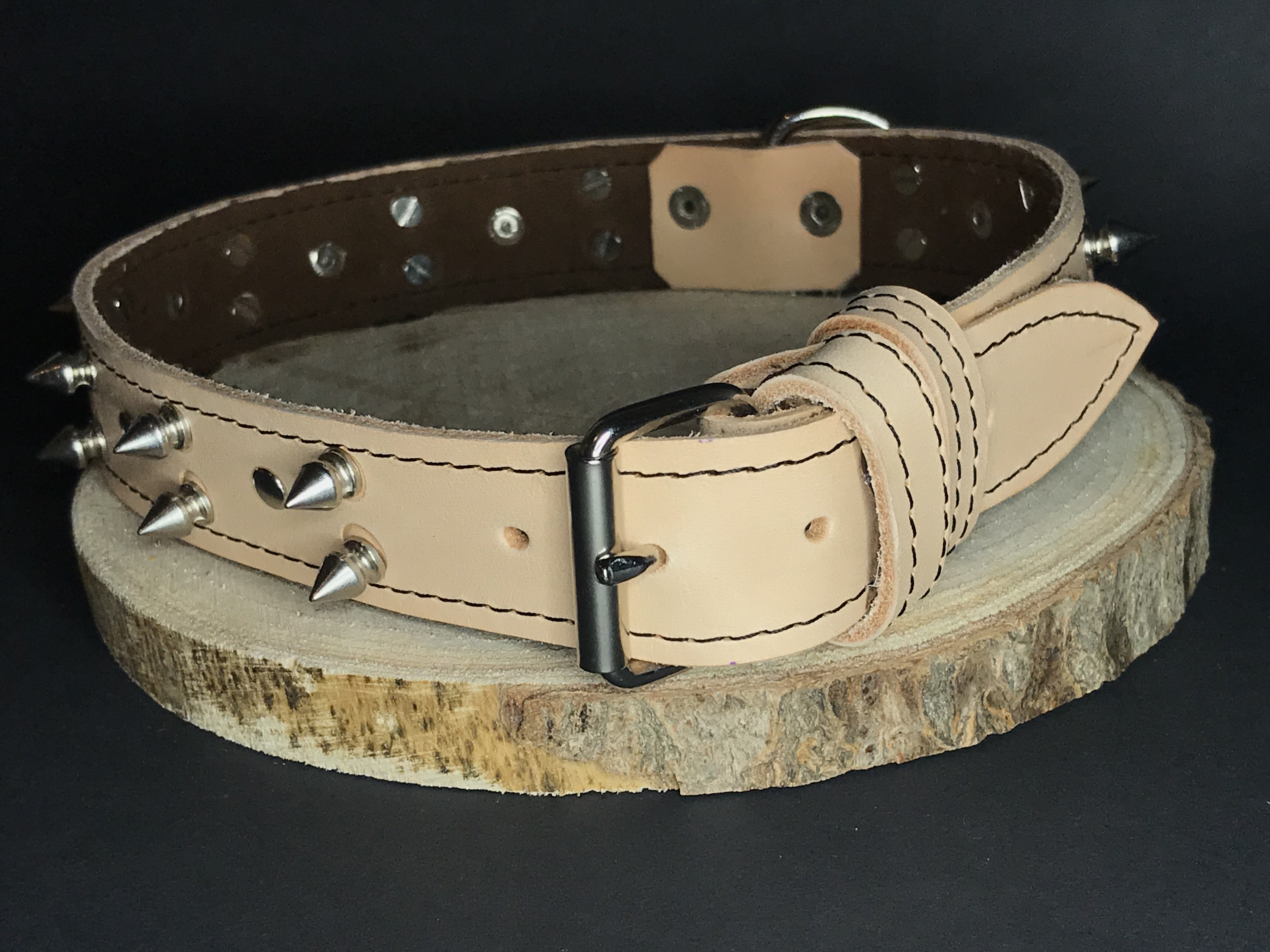 Palkar obojok z kože hladenice pre psov zdobený hrotmi 60 cm x 30 mm prírodný