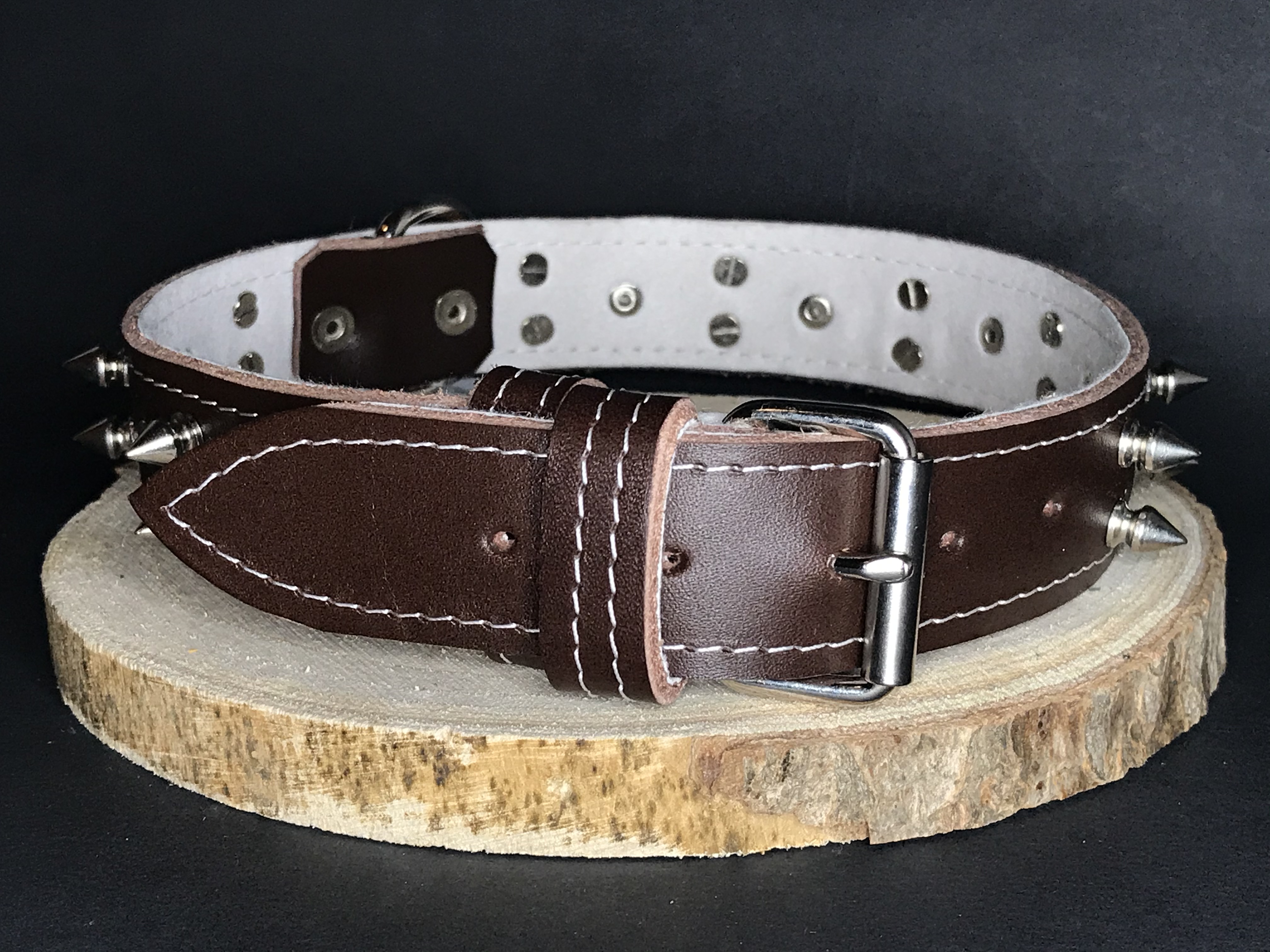 Palkar obojok z kože hladenice pre psov zdobený hrotmi 60 cm x 30 mm hnedý