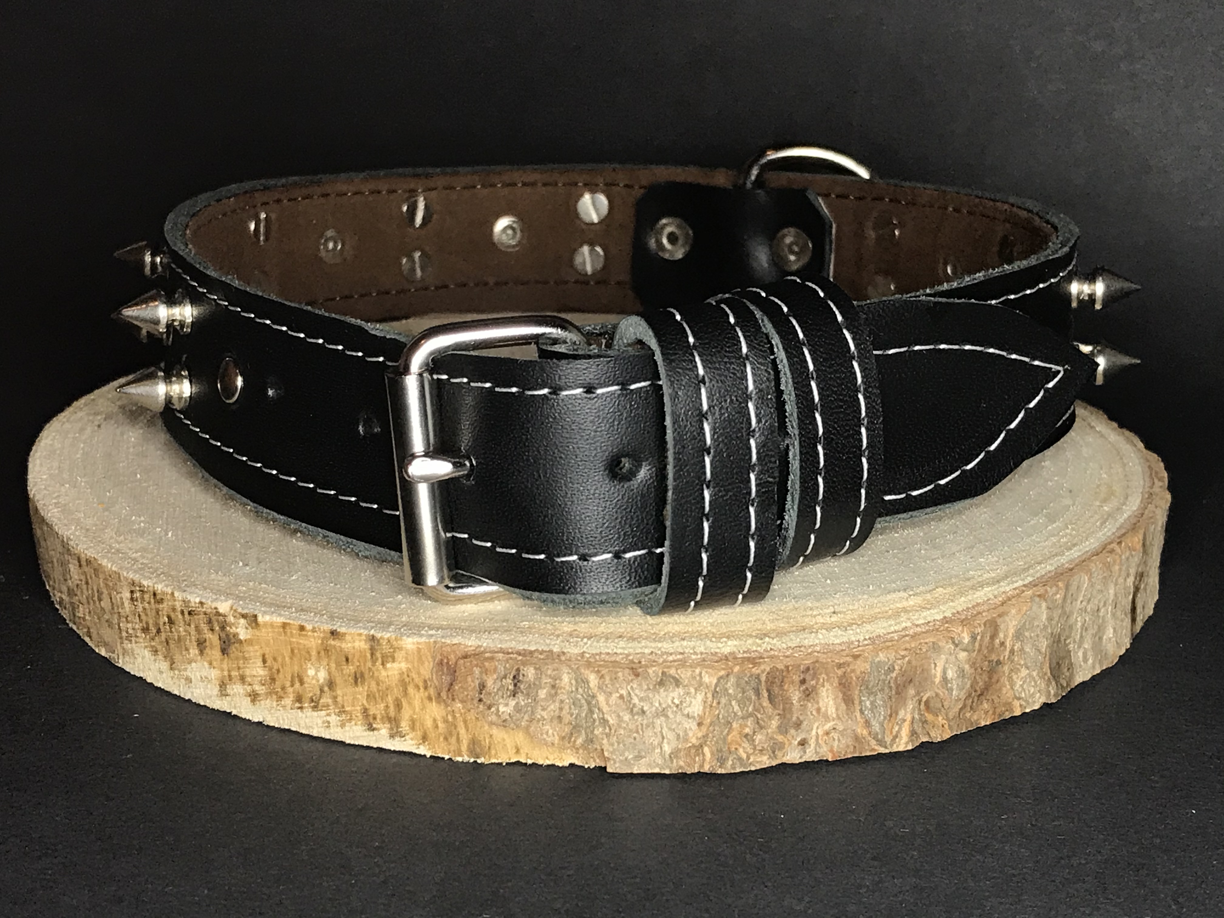 Palkar obojok z kože hladenice pre psov zdobený hrotmi 60 cm x 30 mm čierny