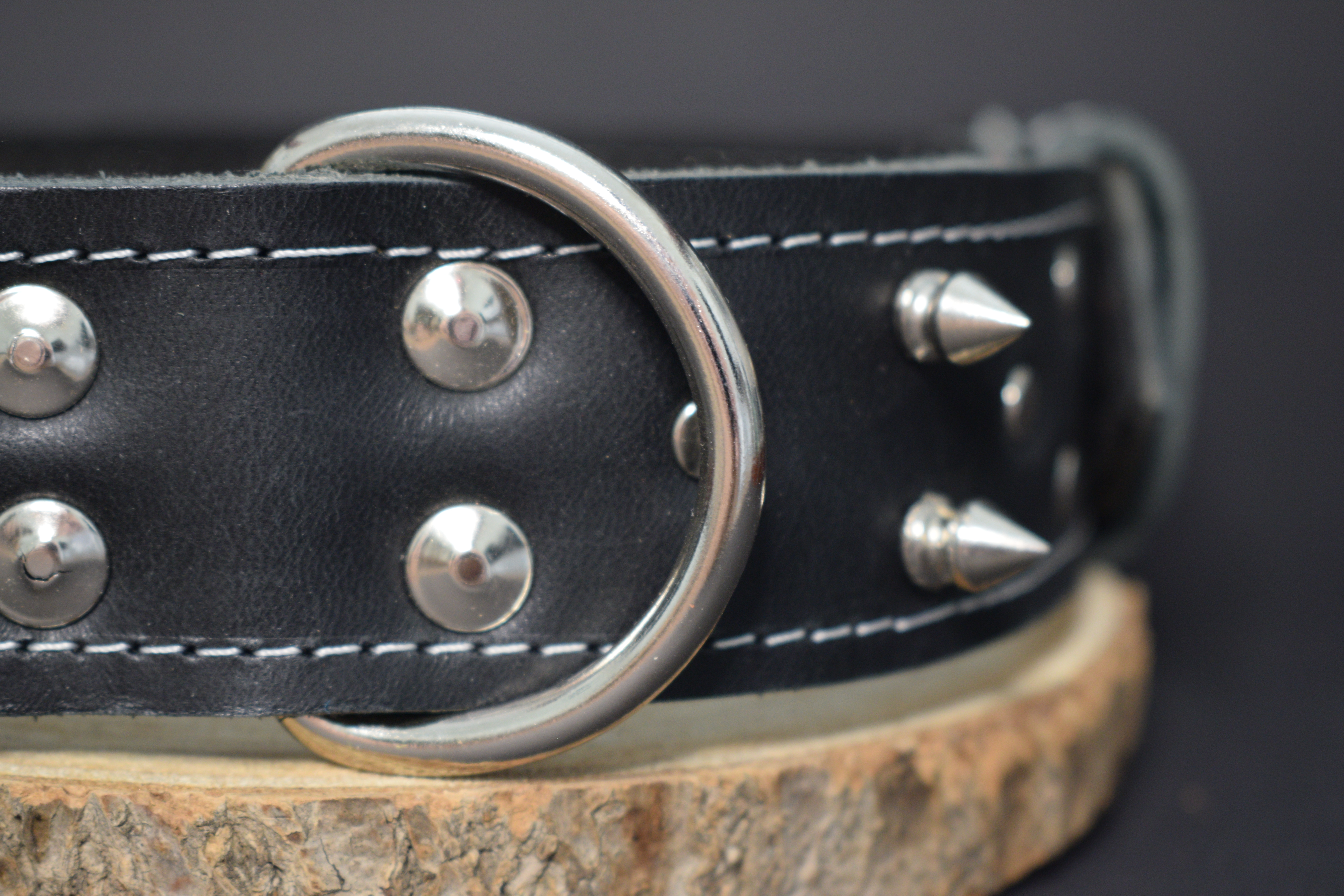 Palkar obojok z kože hladenice pre psov zdobený hrotmi 60 cm x 40 mm čierny