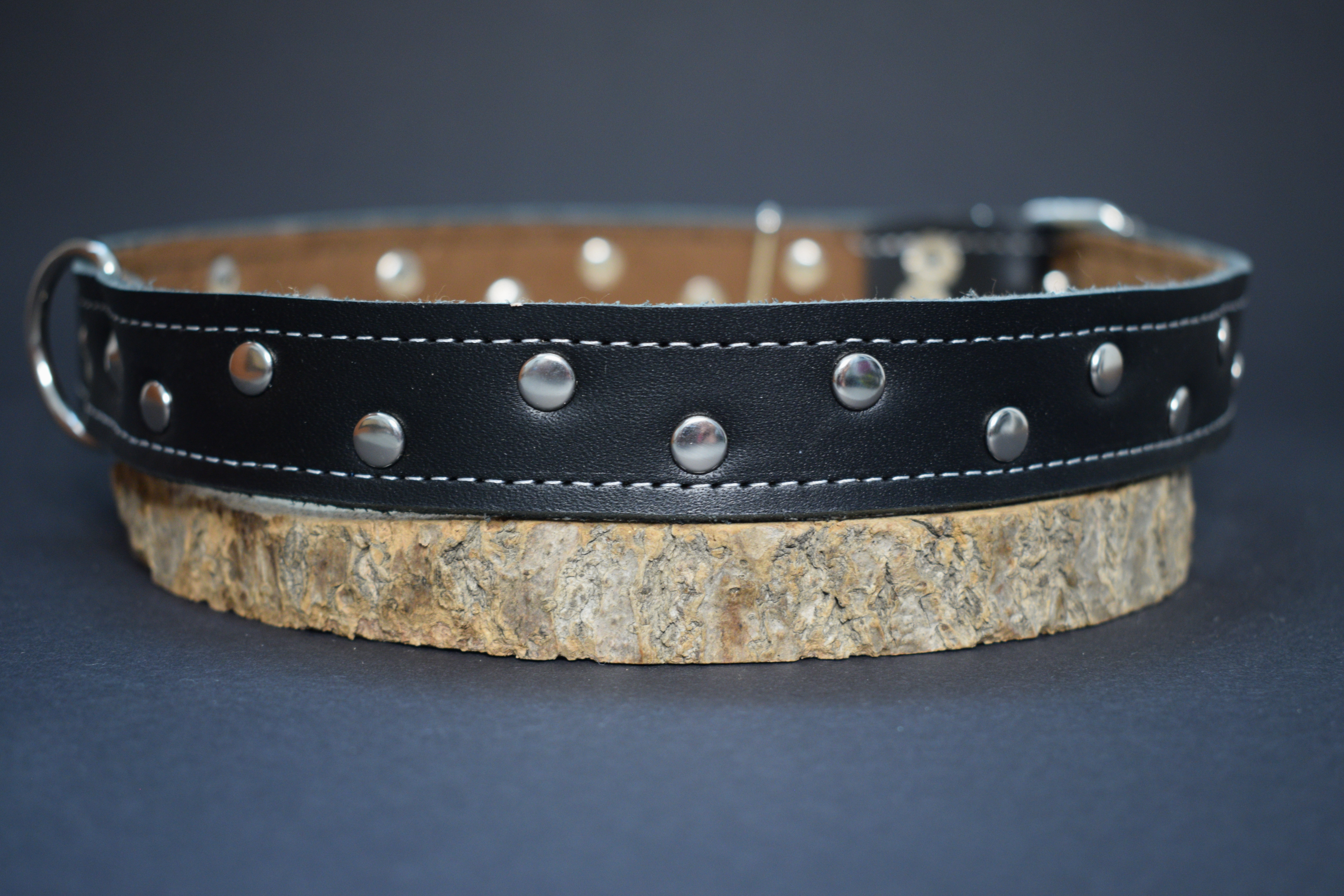 Palkar zdobený obojok z kože hladenice pre psov 65 cm x 26 mm čierny