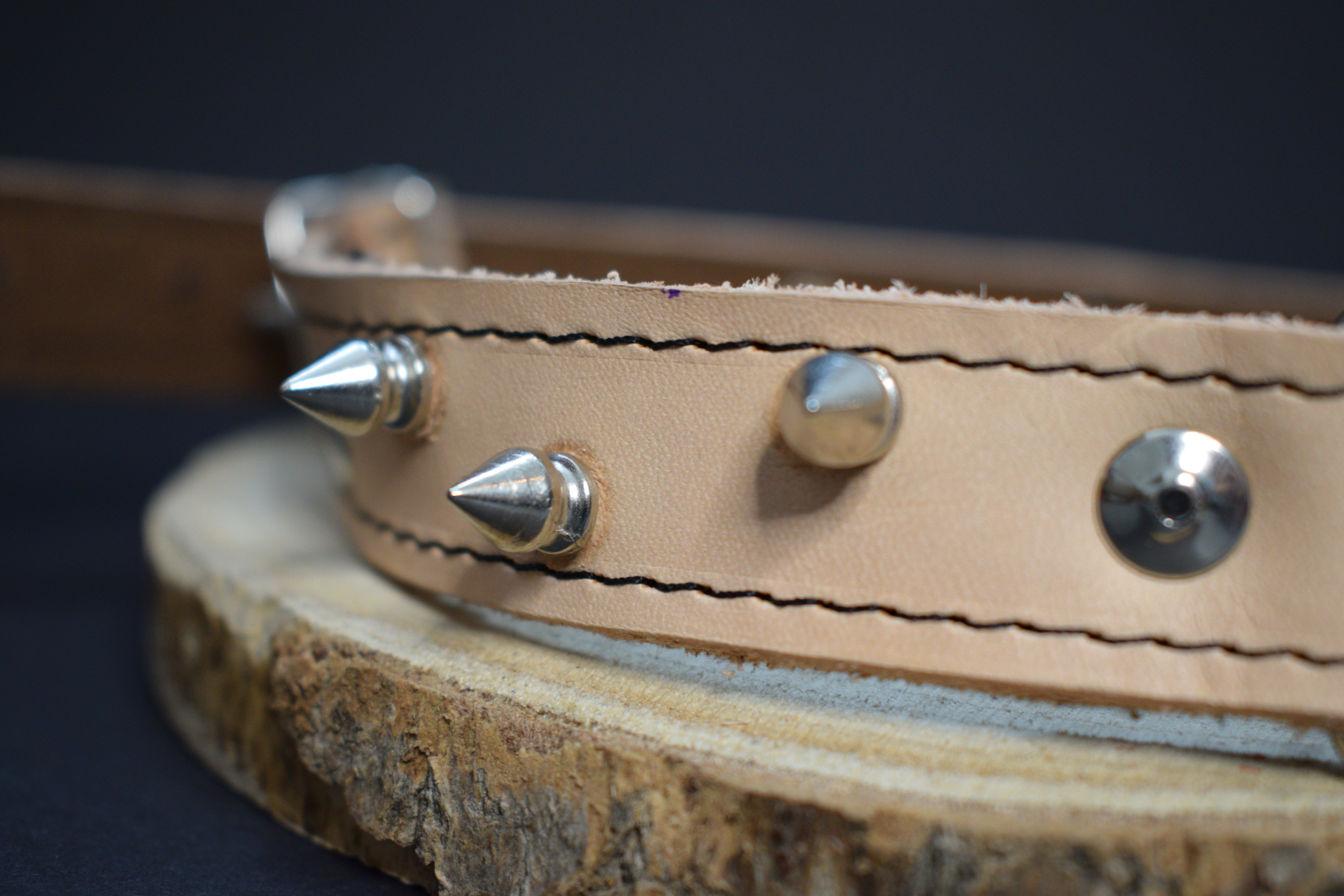 Palkar obojok z kože hladenice pre psov zdobený hrotmi 65 cm x 26 mm prírodný