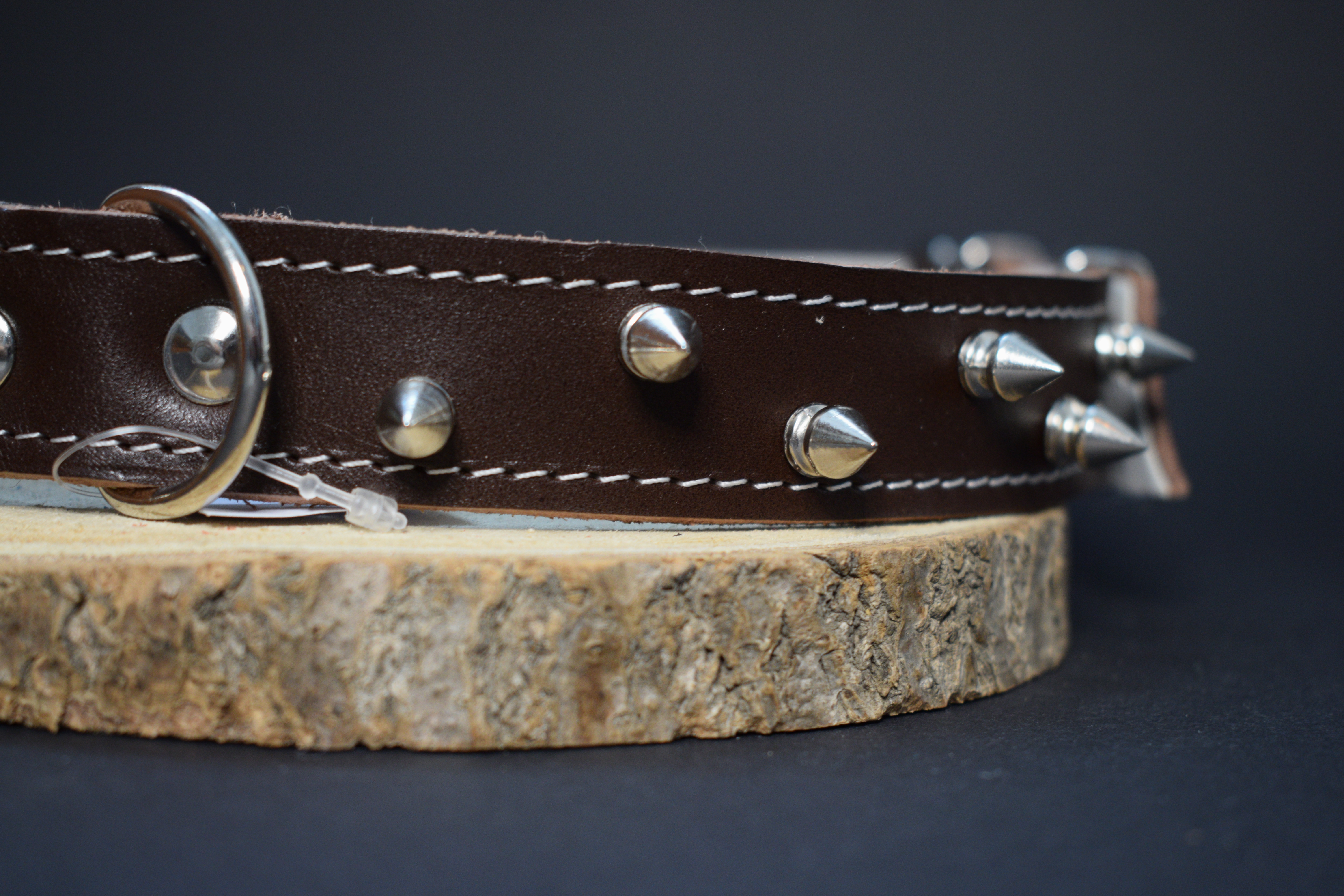 Palkar obojok z kože hladenice pre psov zdobený hrotmi 65 cm x 26 mm hnedý