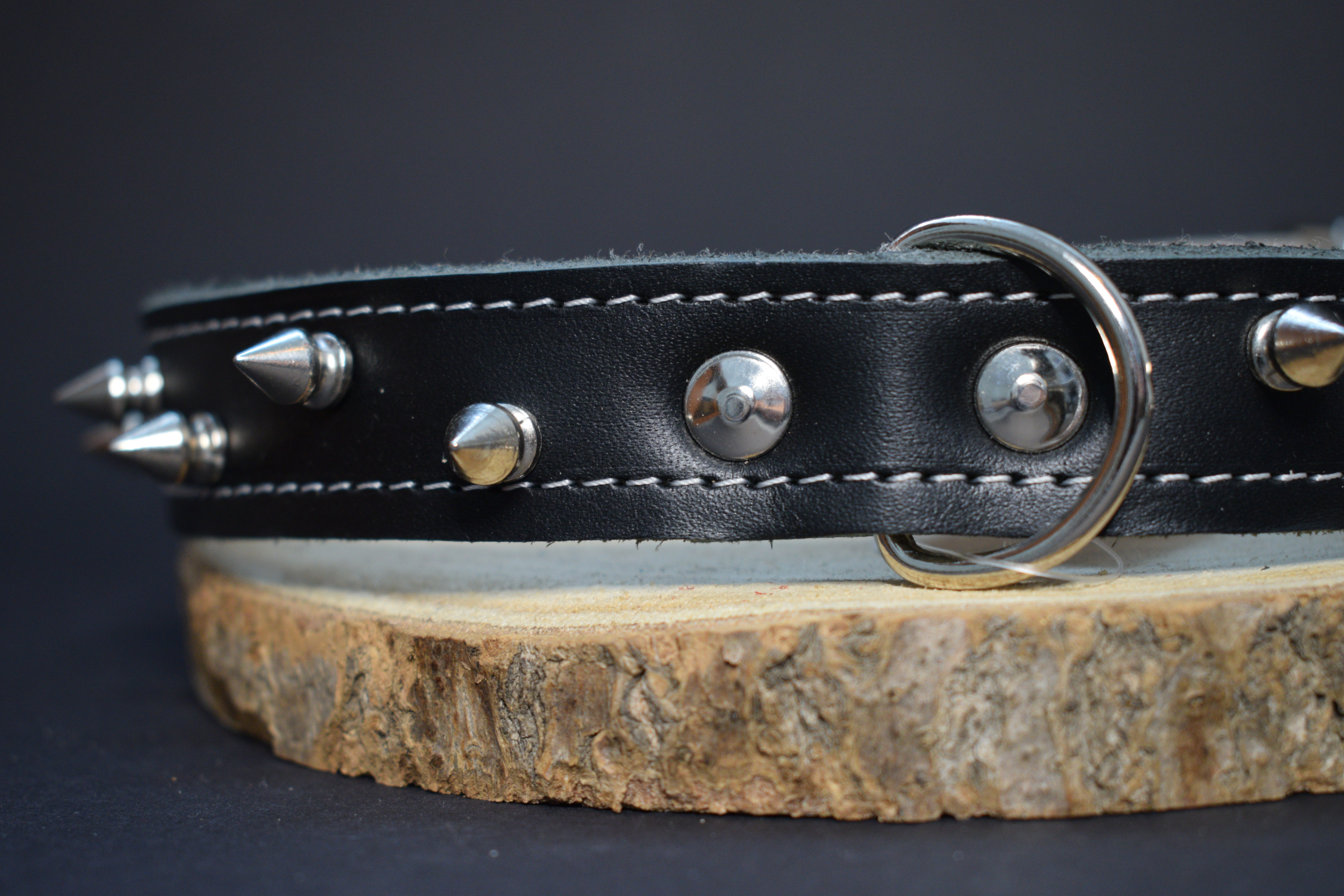 Palkar obojok z kože hladenice pre psov zdobený hrotmi 65 cm x 26 mm čierny