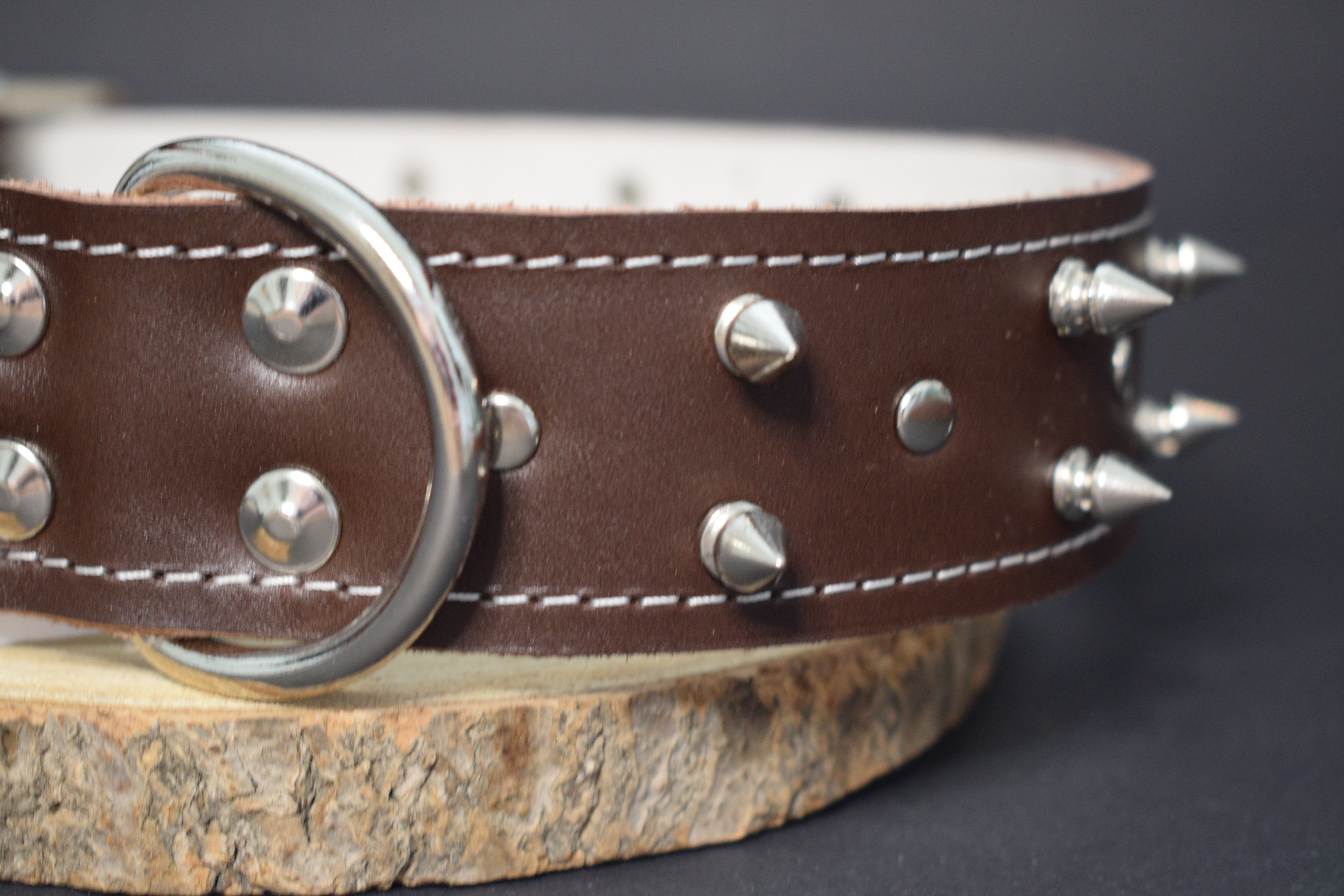 Palkar obojok z kože hladenice pre psov zdobený hrotmi 65 cm x 40 mm hnedý