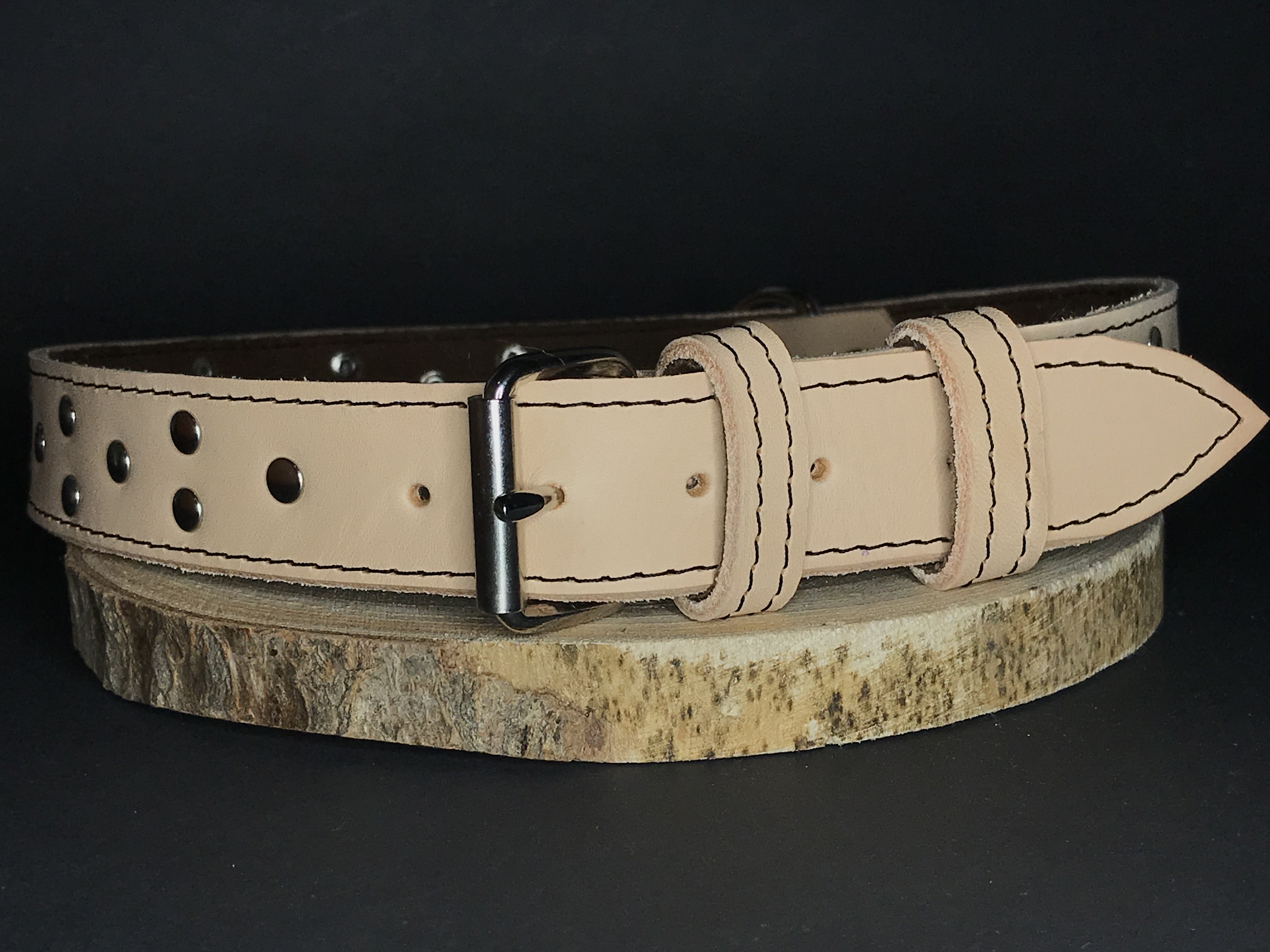 Palkar zdobený obojok z kože hladenice pre psov 70 cm x 30 mm prírodný